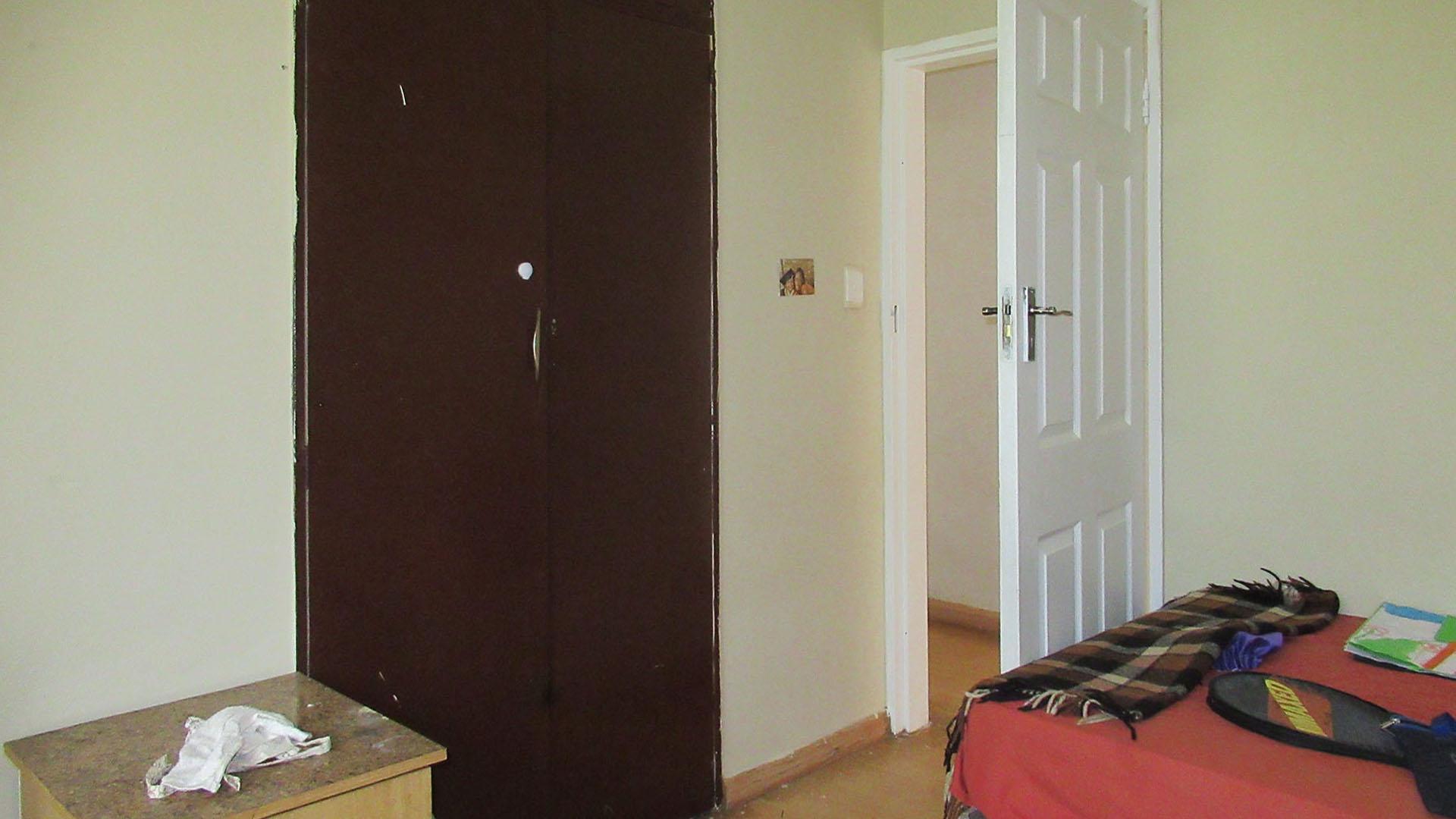 Bed Room 1 - 11 square meters of property in Meredale