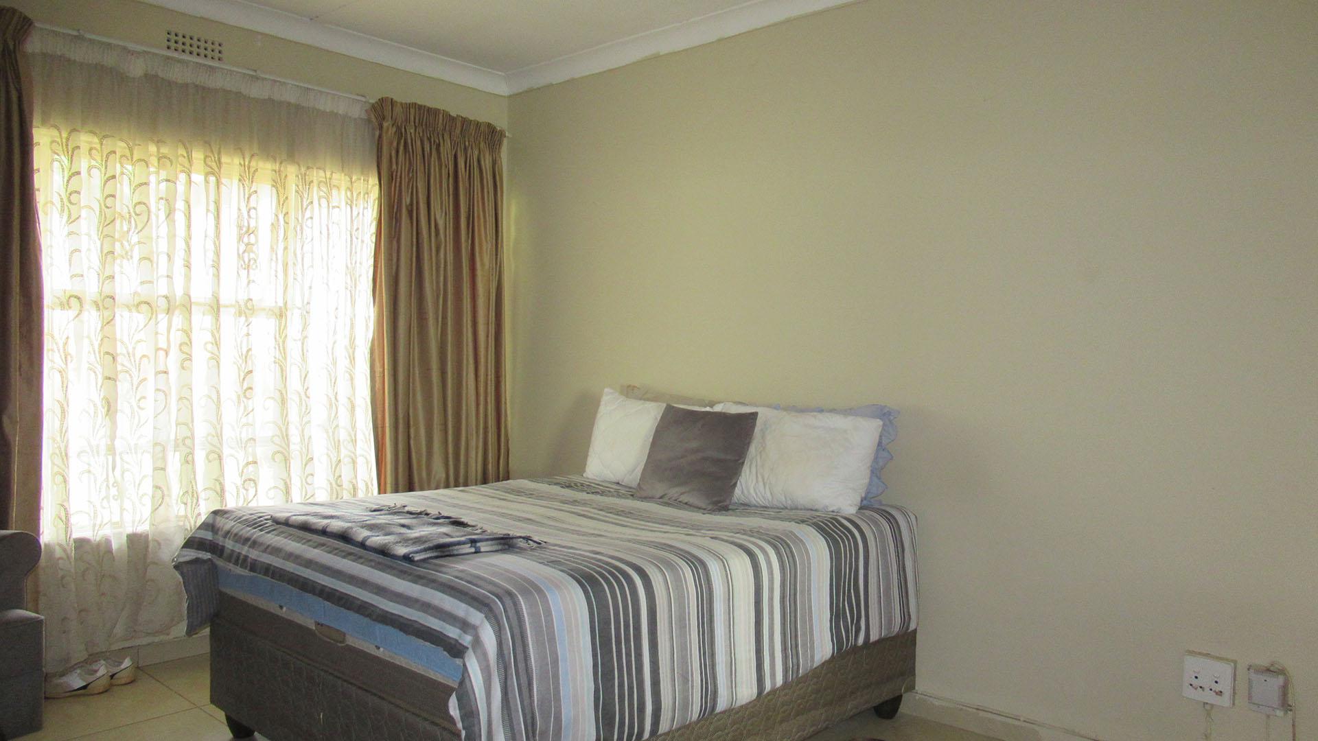 Main Bedroom - 17 square meters of property in Meredale