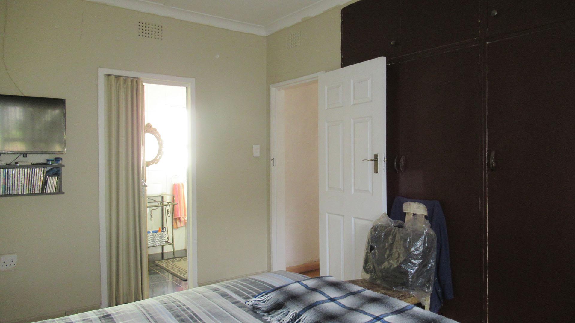 Main Bedroom - 17 square meters of property in Meredale