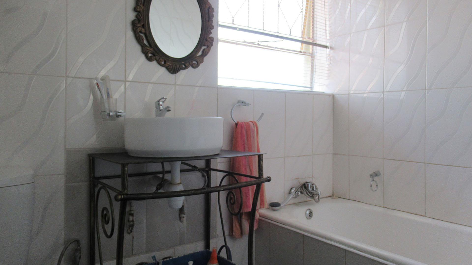 Main Bathroom - 5 square meters of property in Meredale