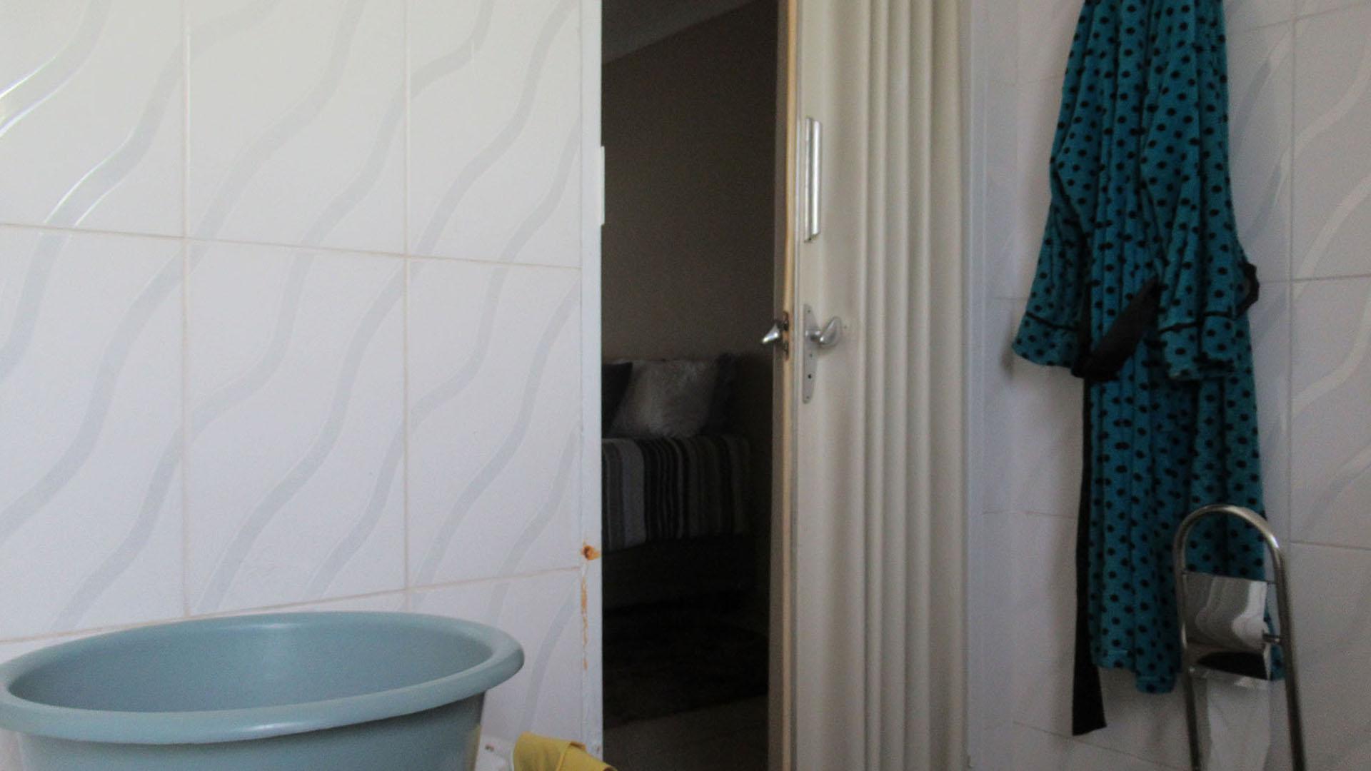 Main Bathroom - 5 square meters of property in Meredale