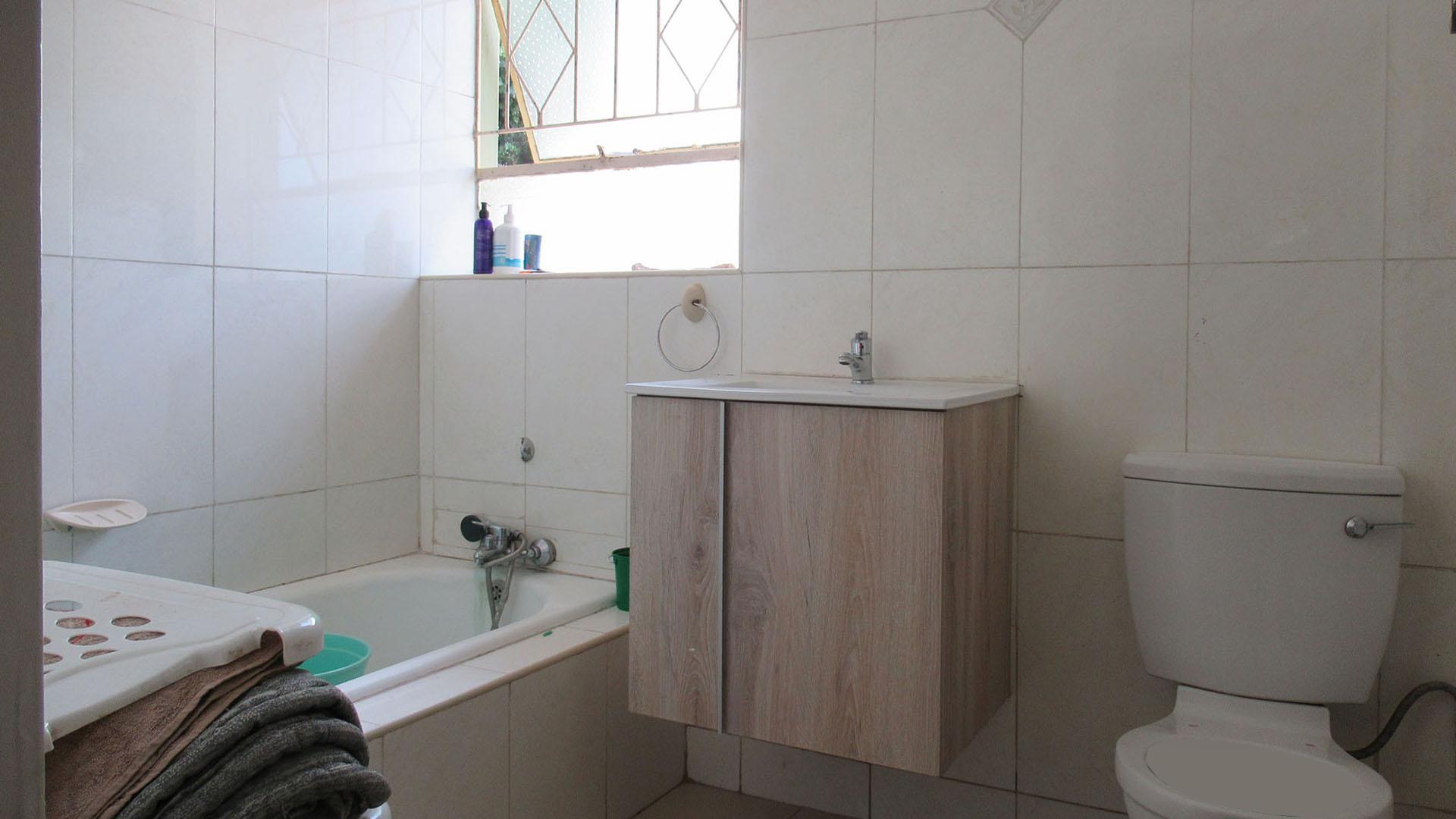 Bathroom 1 - 5 square meters of property in Meredale