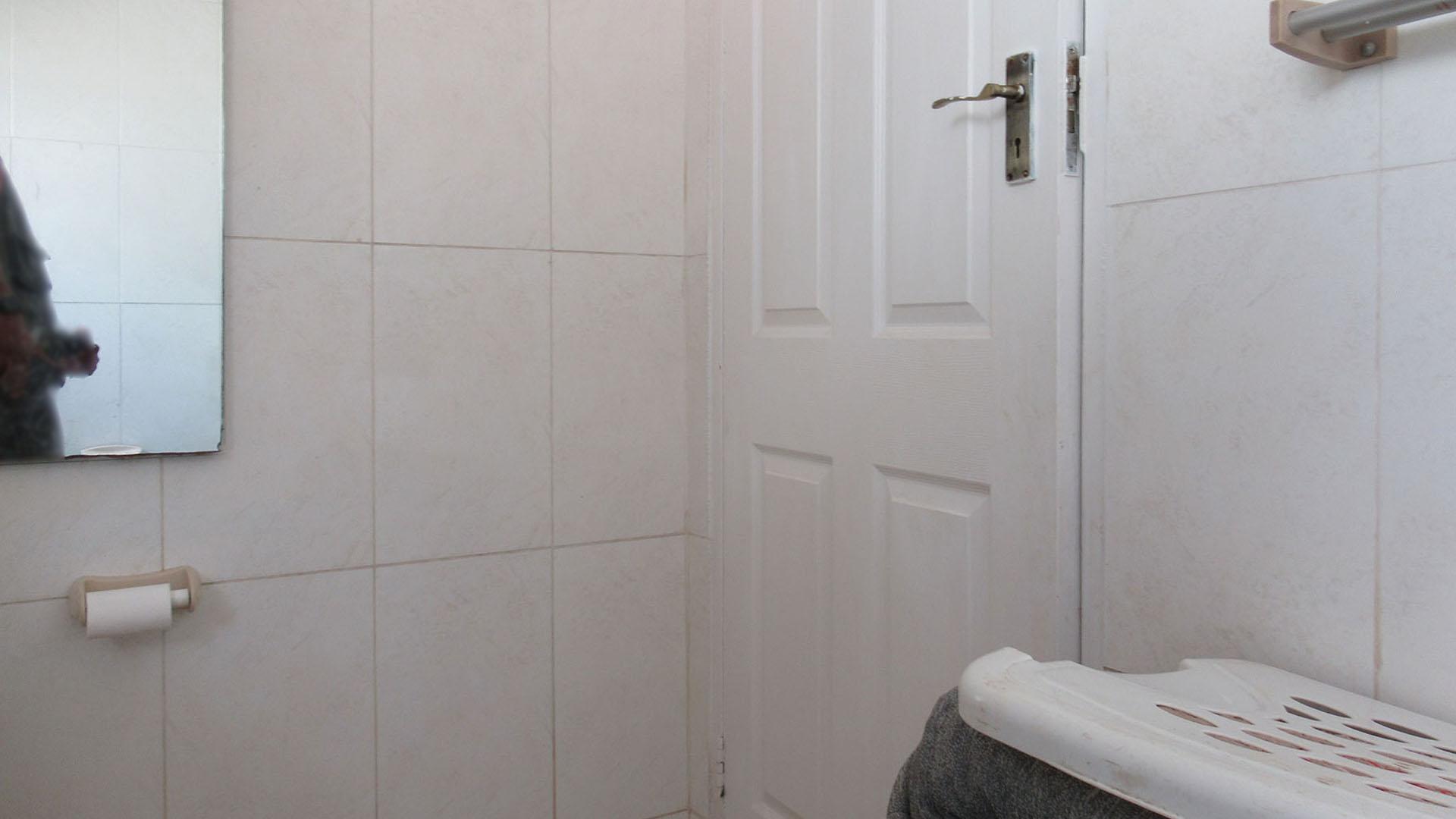 Bathroom 1 - 5 square meters of property in Meredale