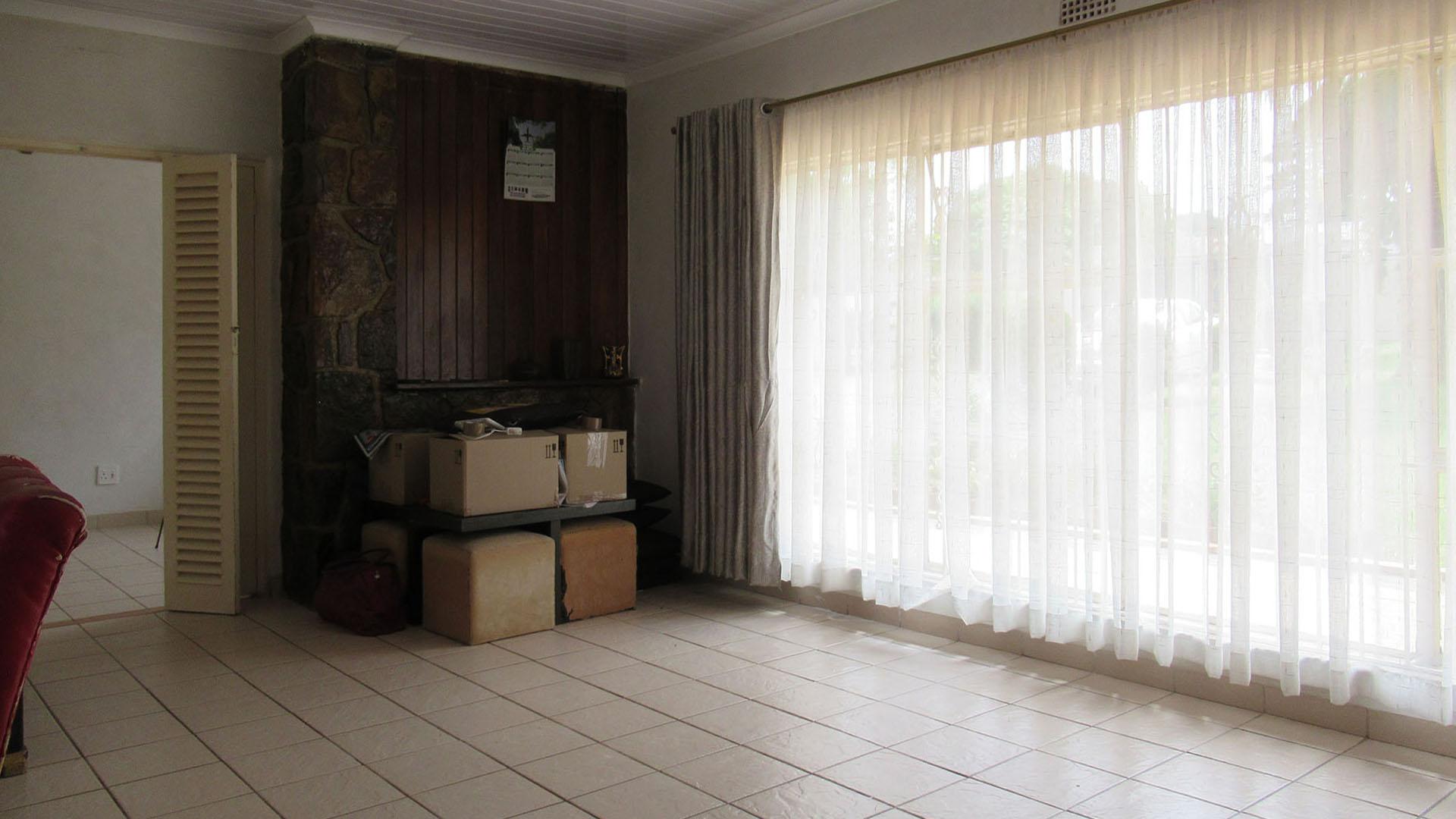 Lounges - 44 square meters of property in Meredale