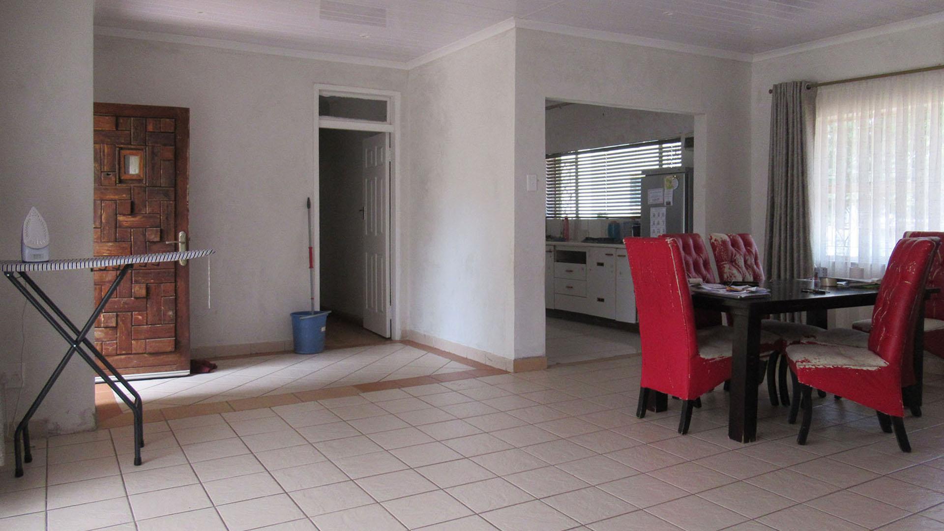 Lounges - 44 square meters of property in Meredale