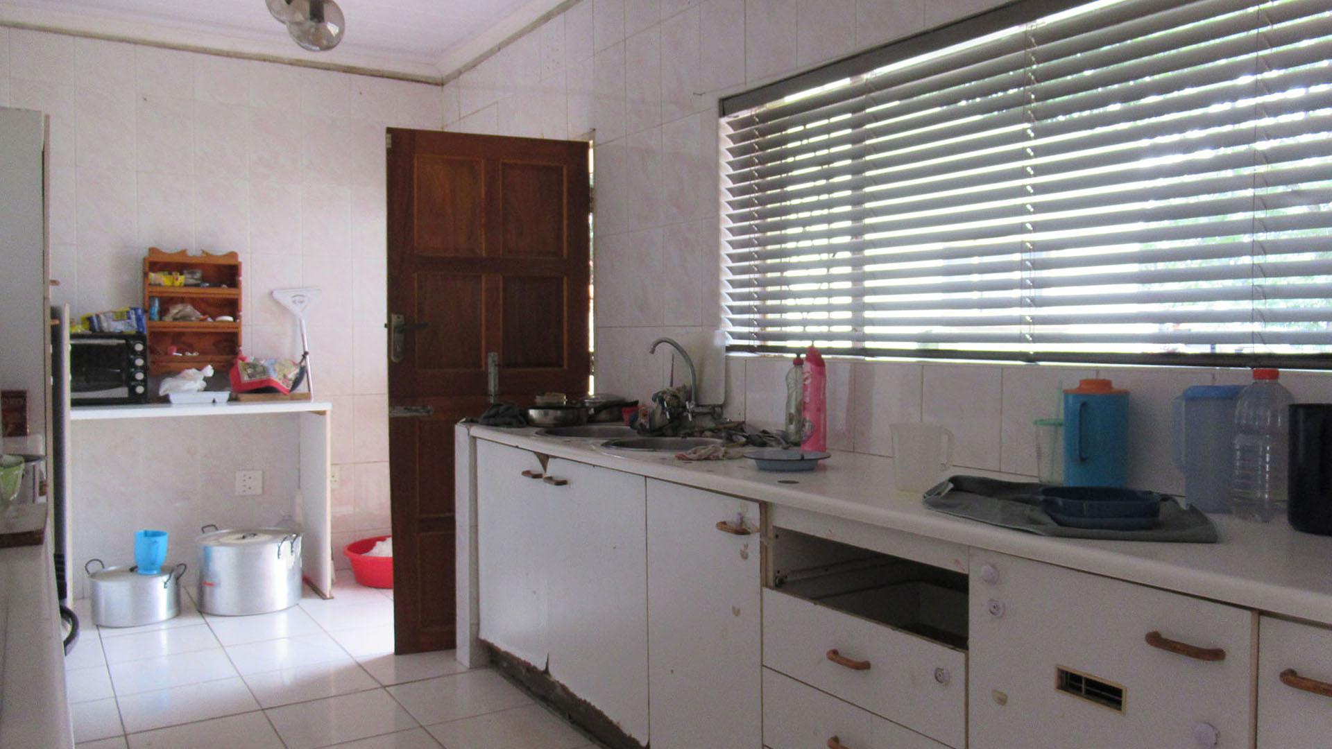 Kitchen - 16 square meters of property in Meredale