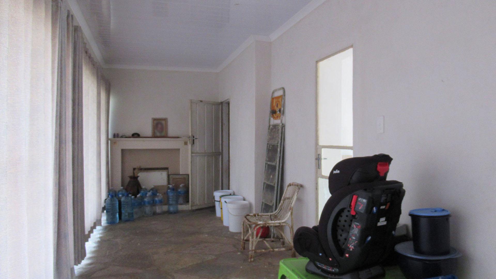 Lounges - 44 square meters of property in Meredale