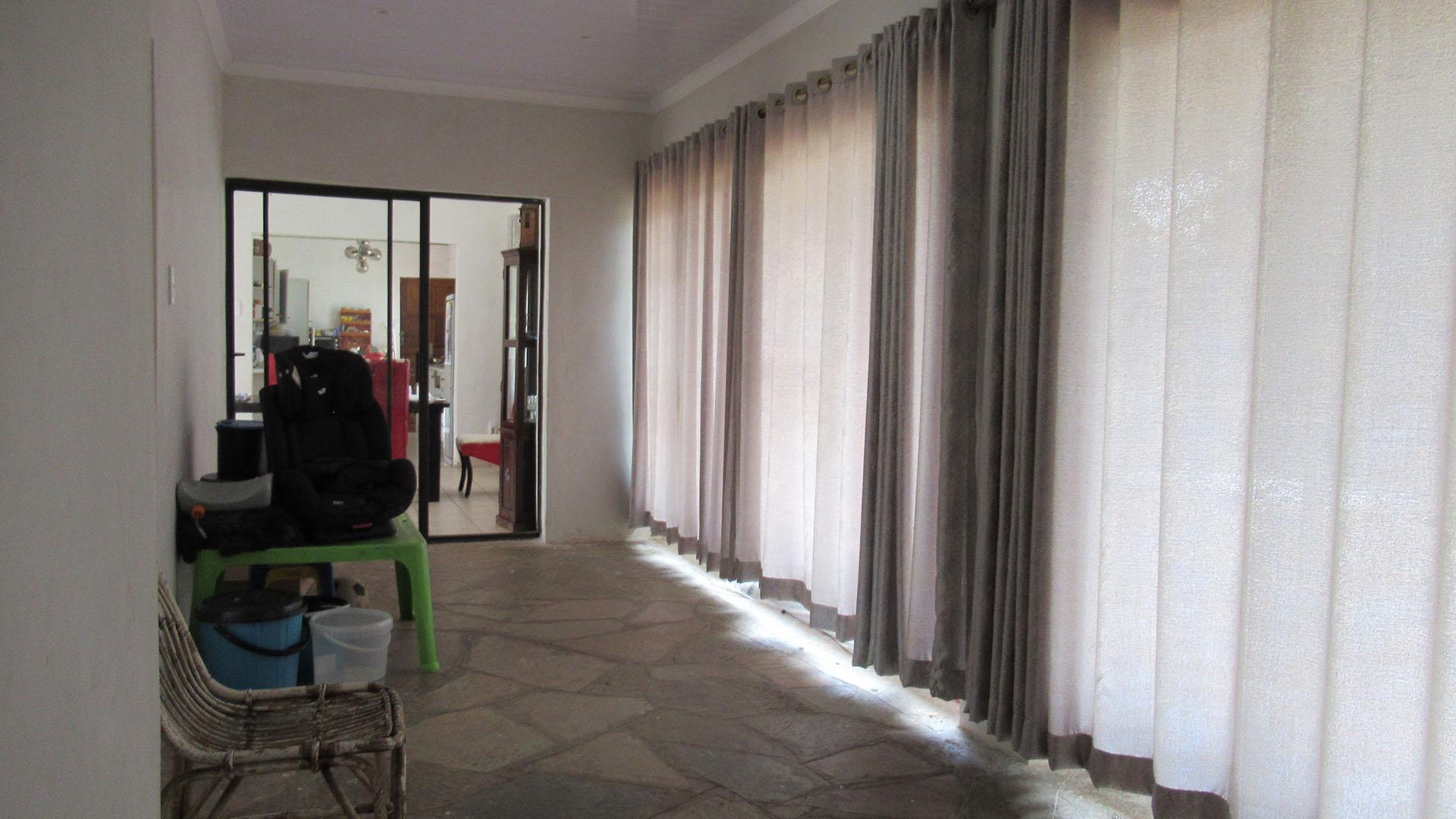 Lounges - 44 square meters of property in Meredale