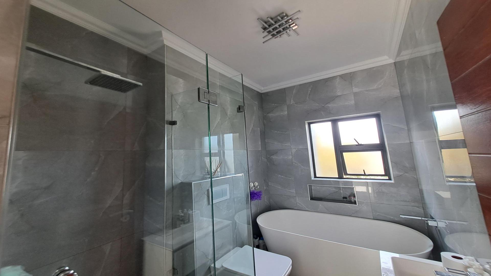 Bathroom 3+ - 7 square meters of property in Beverley