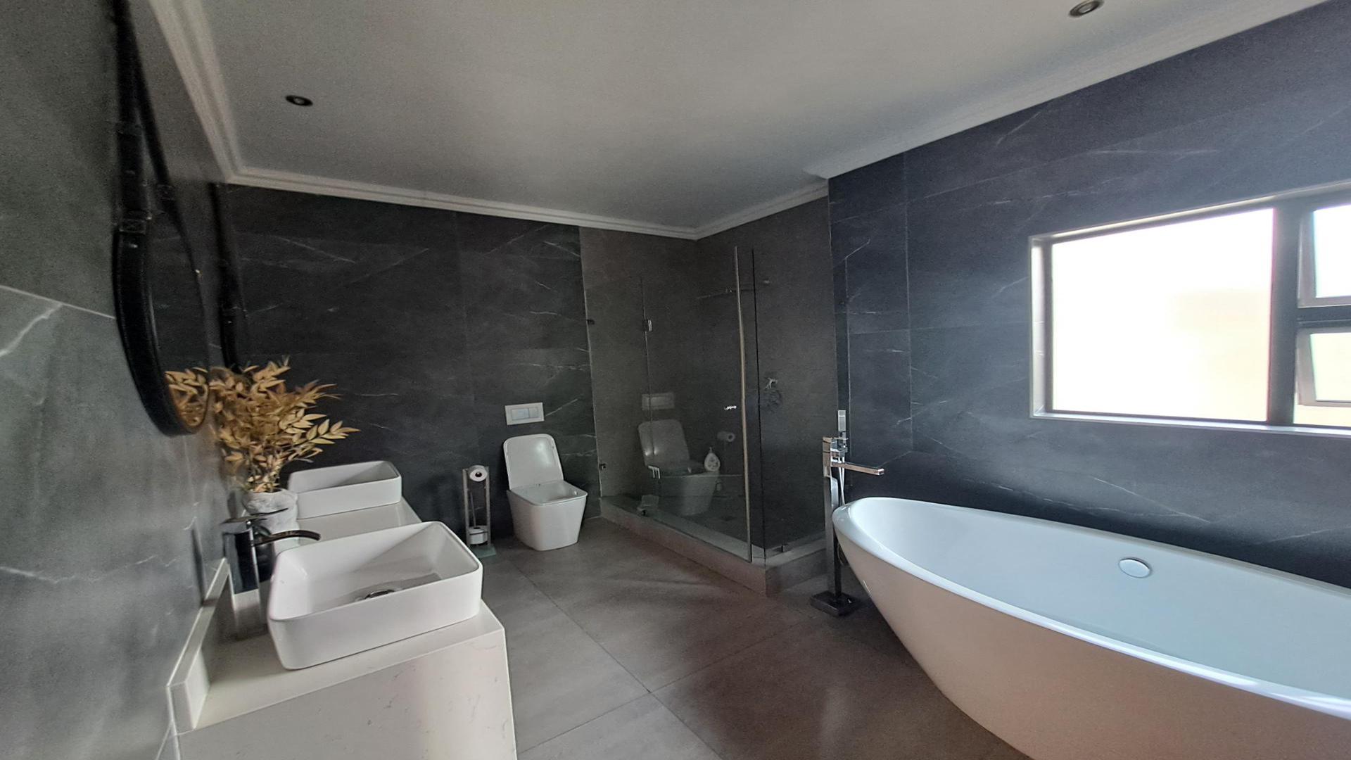 Bathroom 3+ - 7 square meters of property in Beverley