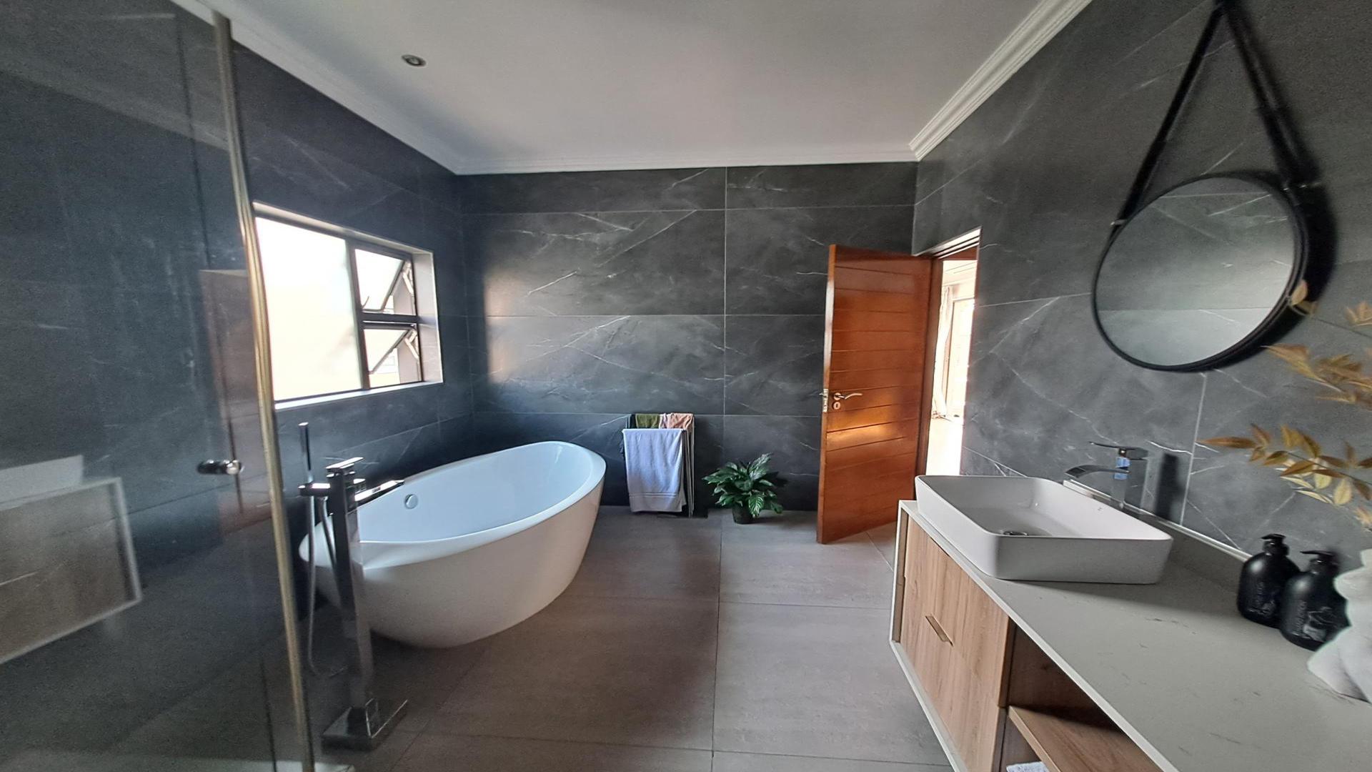 Bathroom 3+ - 7 square meters of property in Beverley