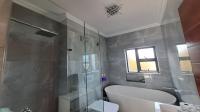 Bathroom 3+ - 7 square meters of property in Beverley