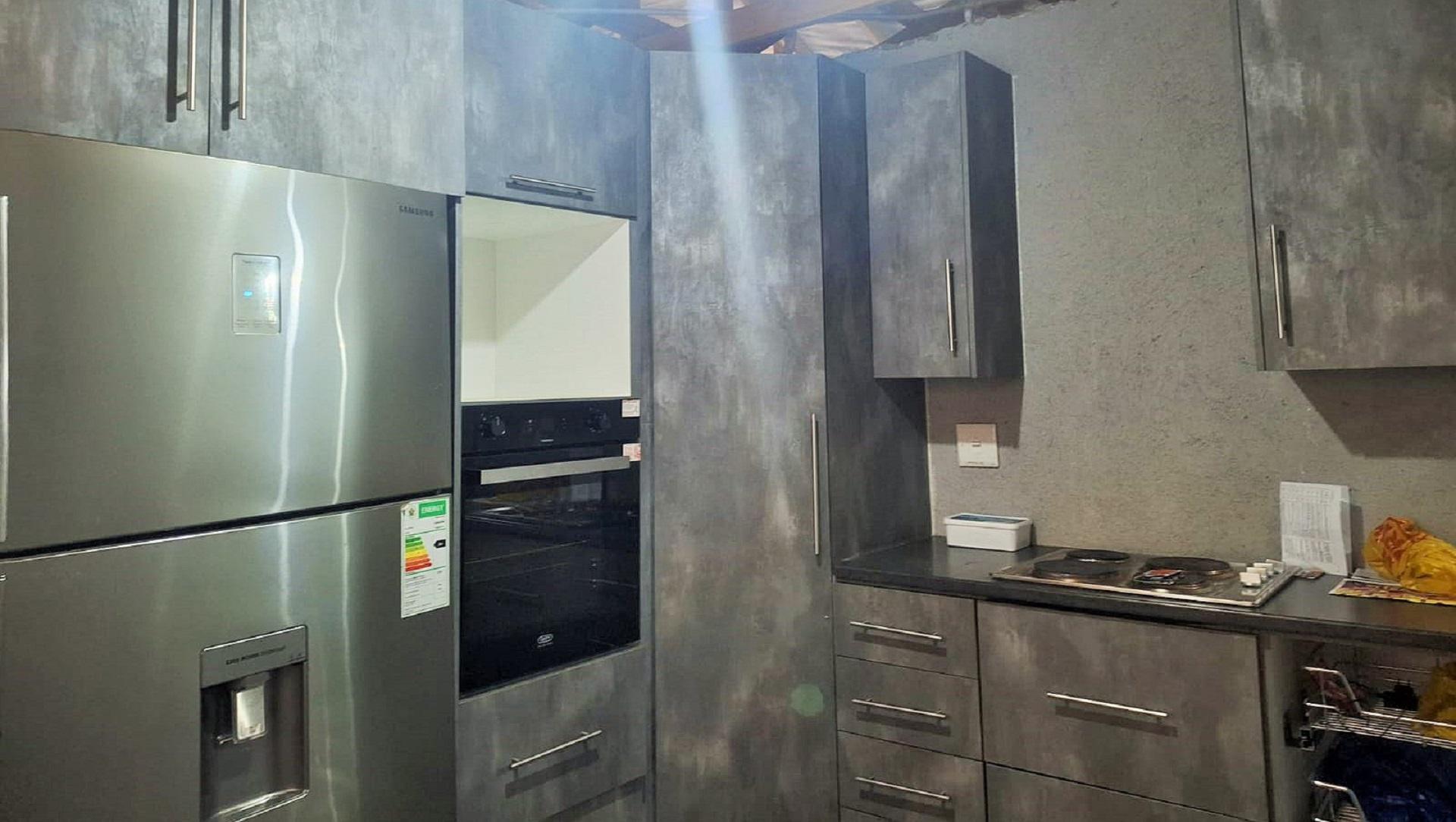 Kitchen of property in Tekwane South