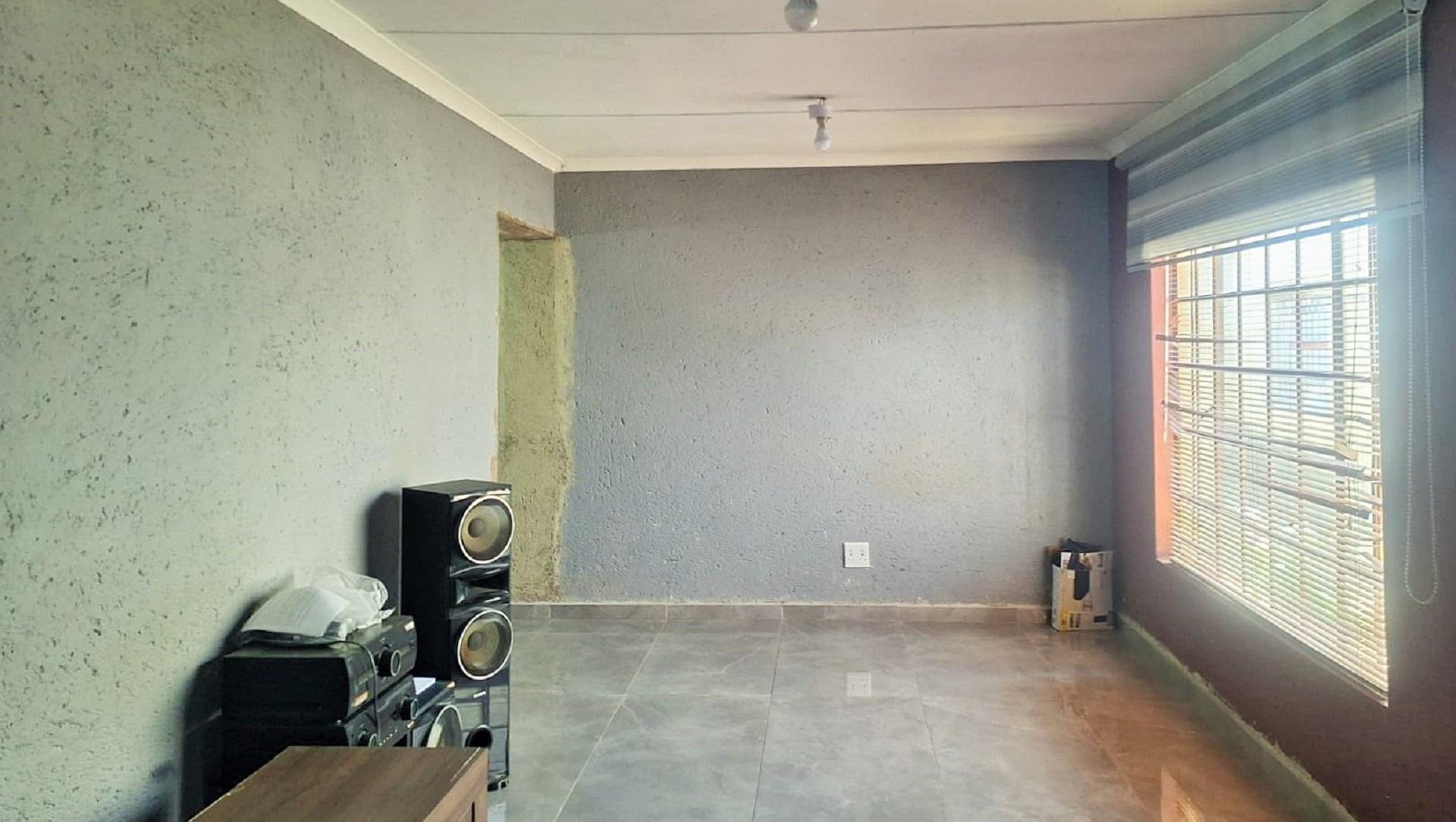 Lounges of property in Tekwane South