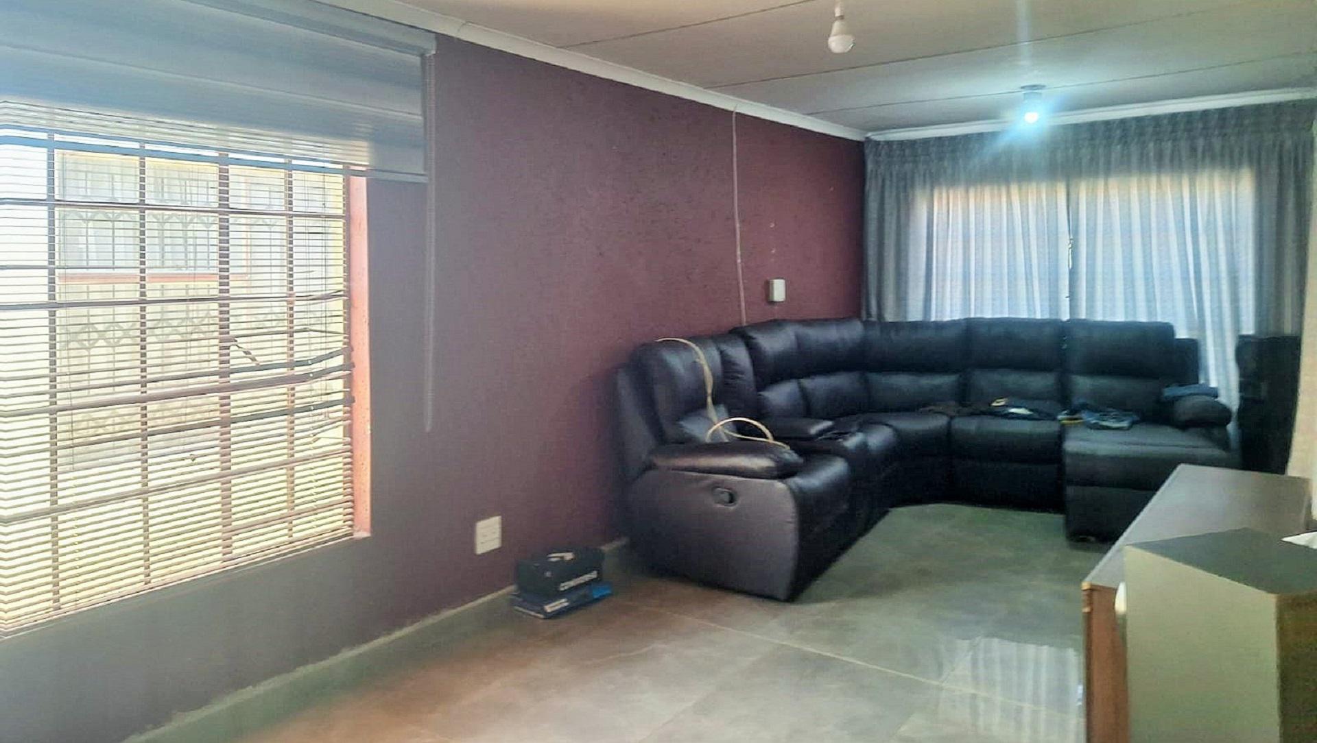 Lounges of property in Tekwane South