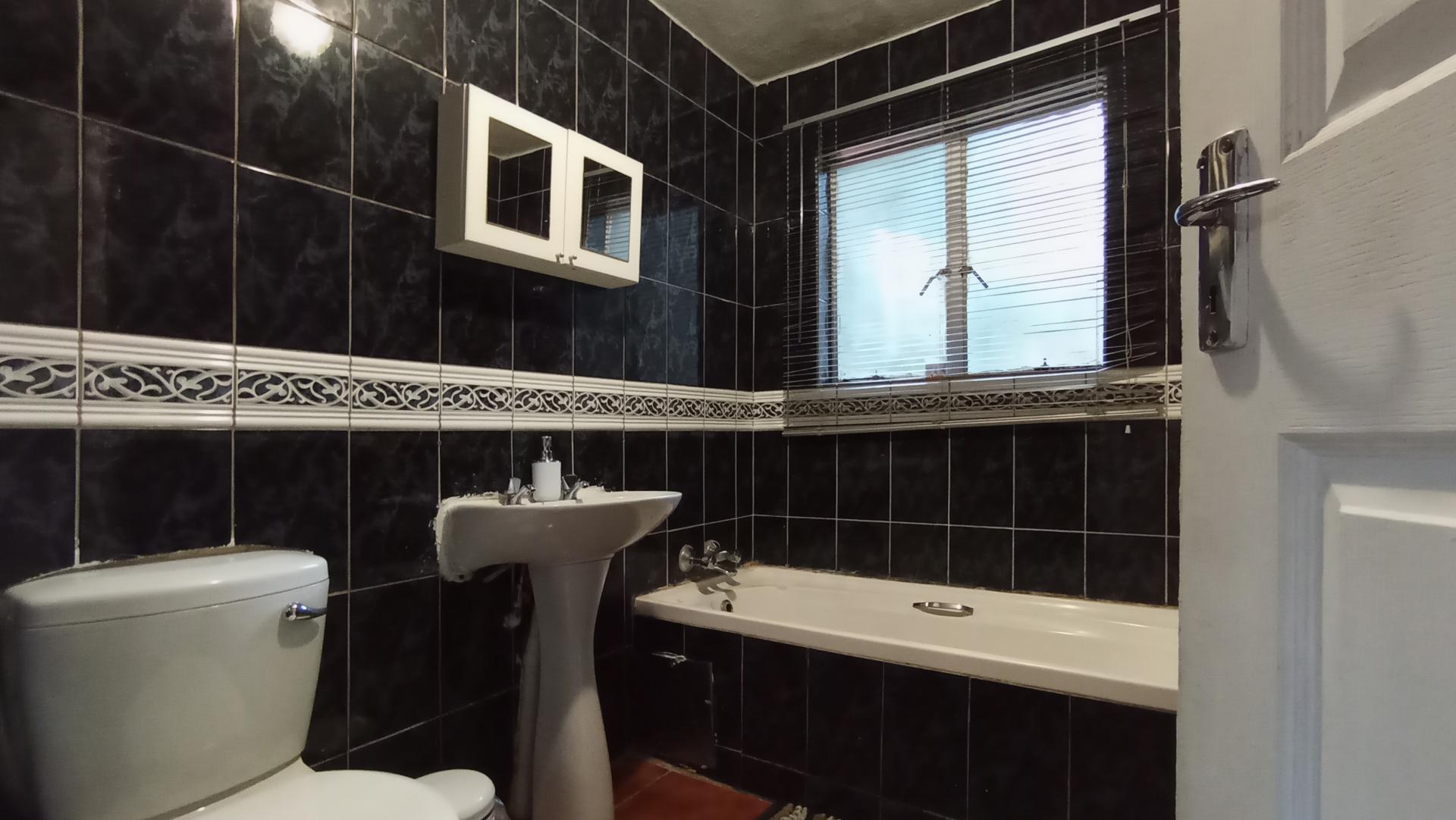 Bathroom 1 - 6 square meters of property in Florida