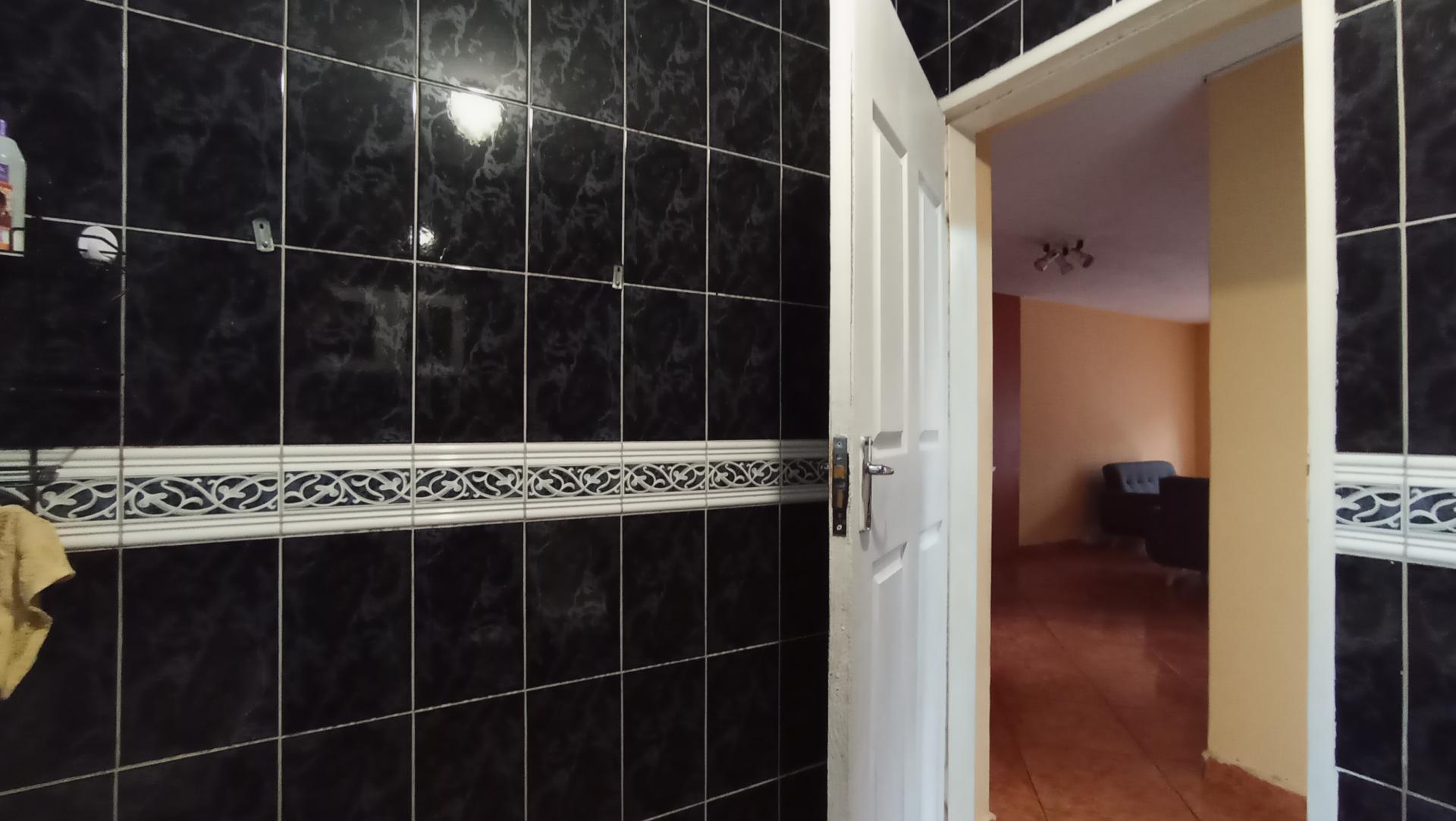 Bathroom 1 - 6 square meters of property in Florida