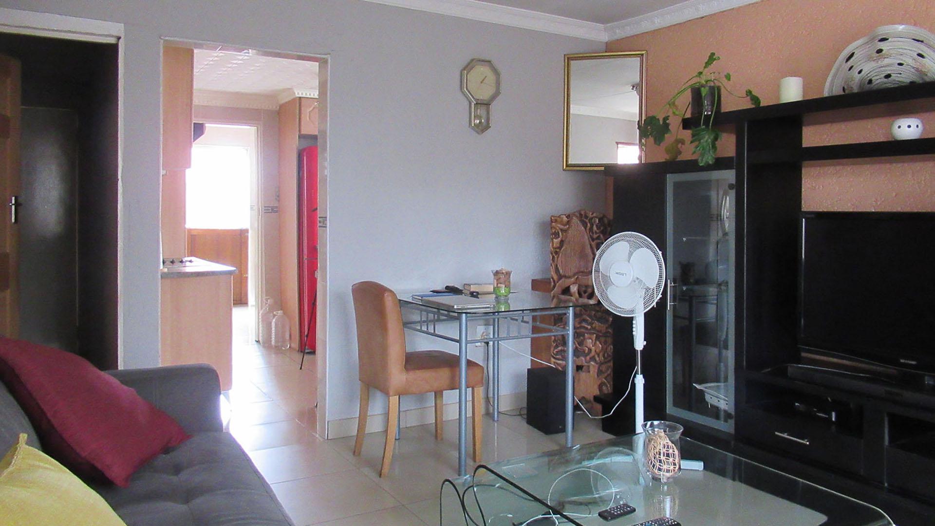 Lounges - 17 square meters of property in Molapo