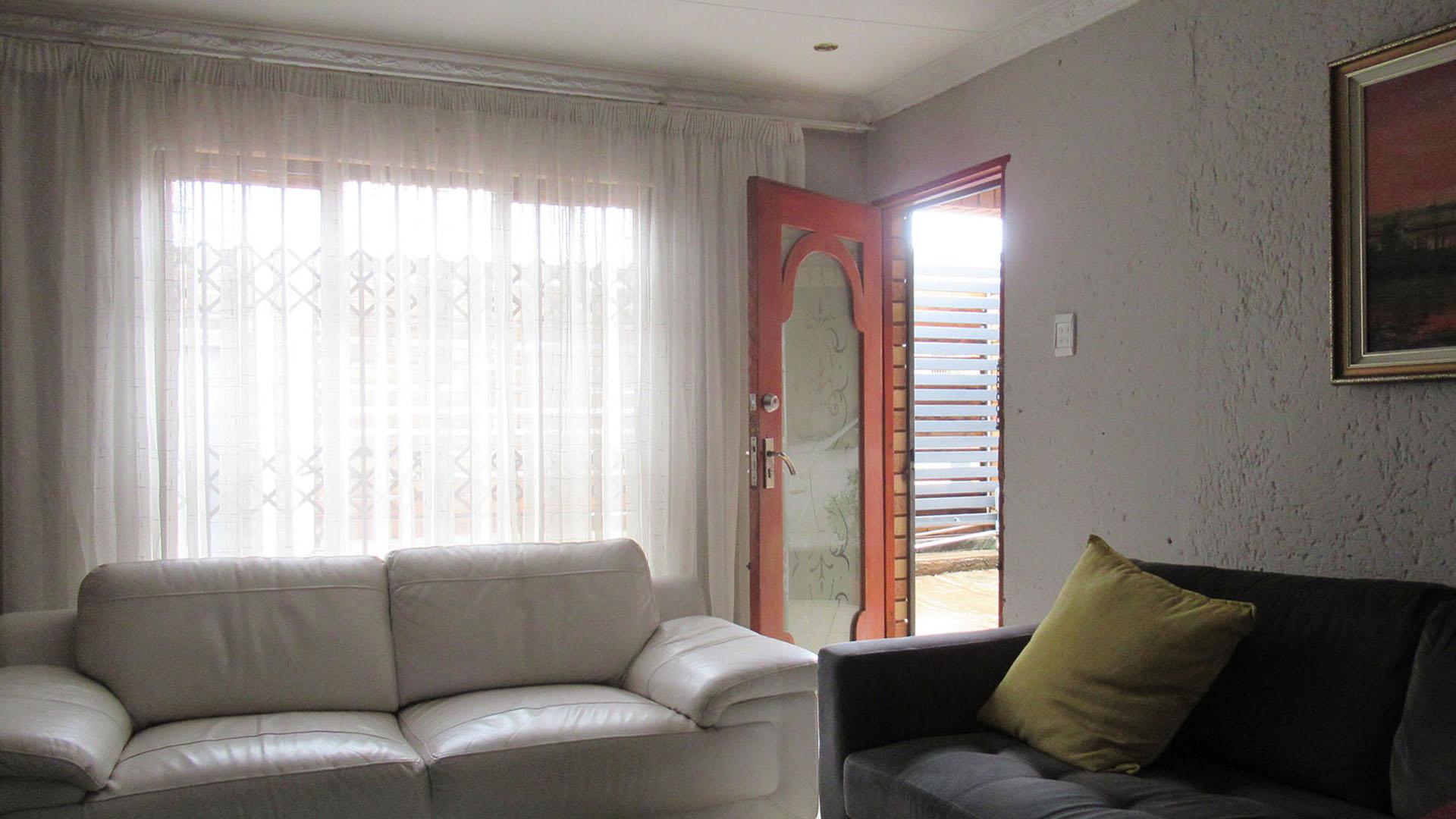 Lounges - 17 square meters of property in Molapo