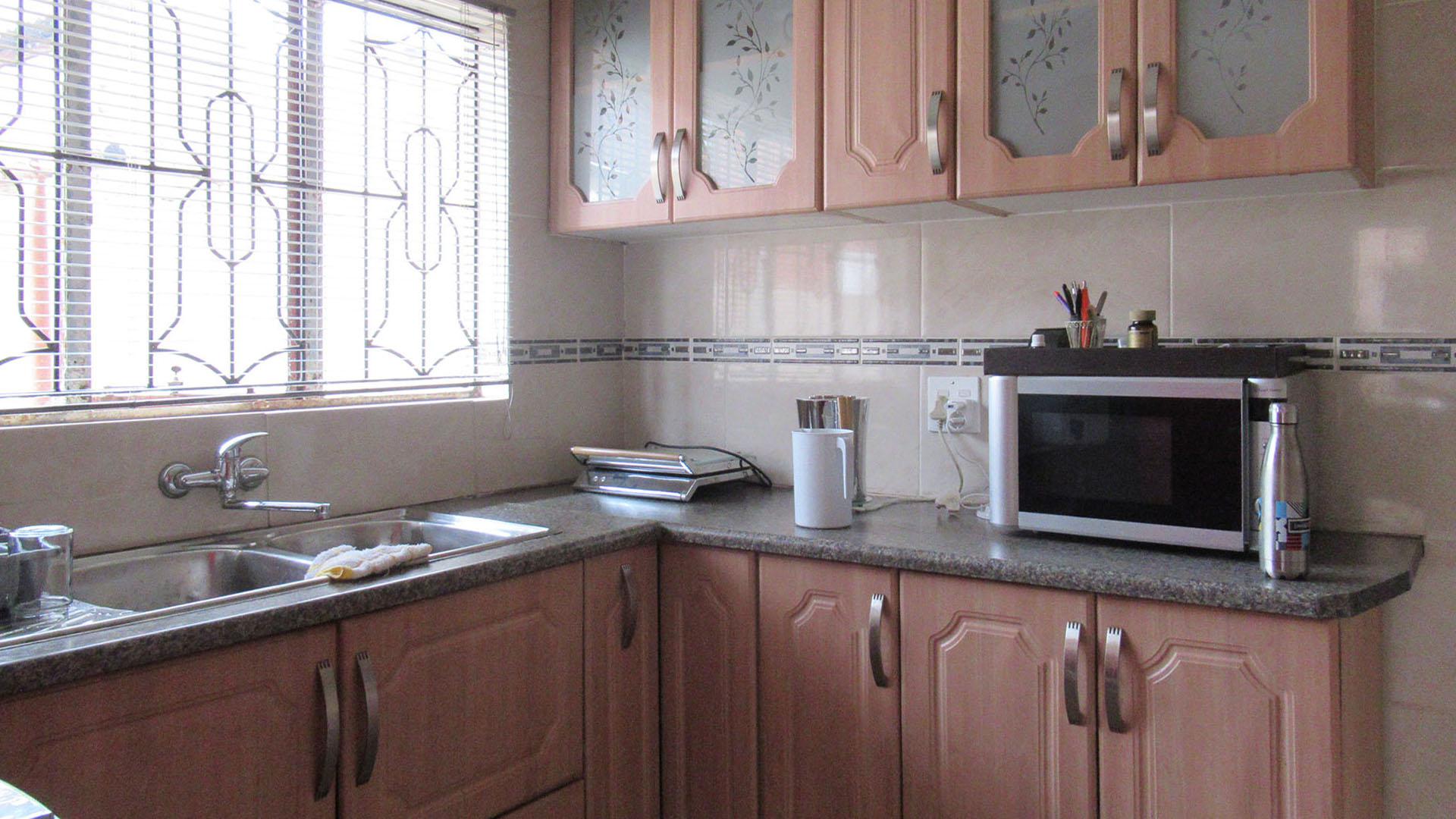 Kitchen - 8 square meters of property in Molapo