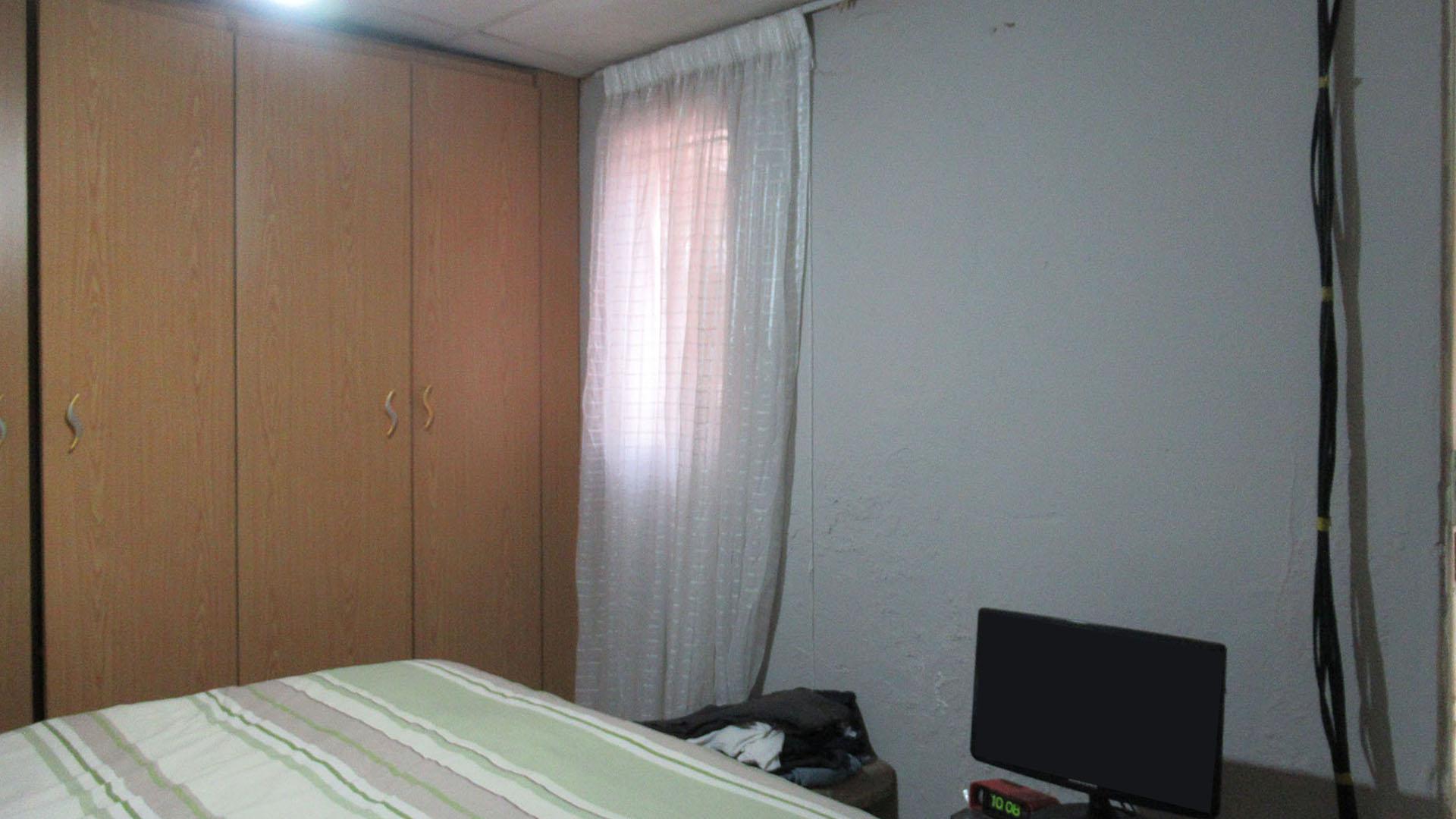 Bed Room 1 - 14 square meters of property in Molapo