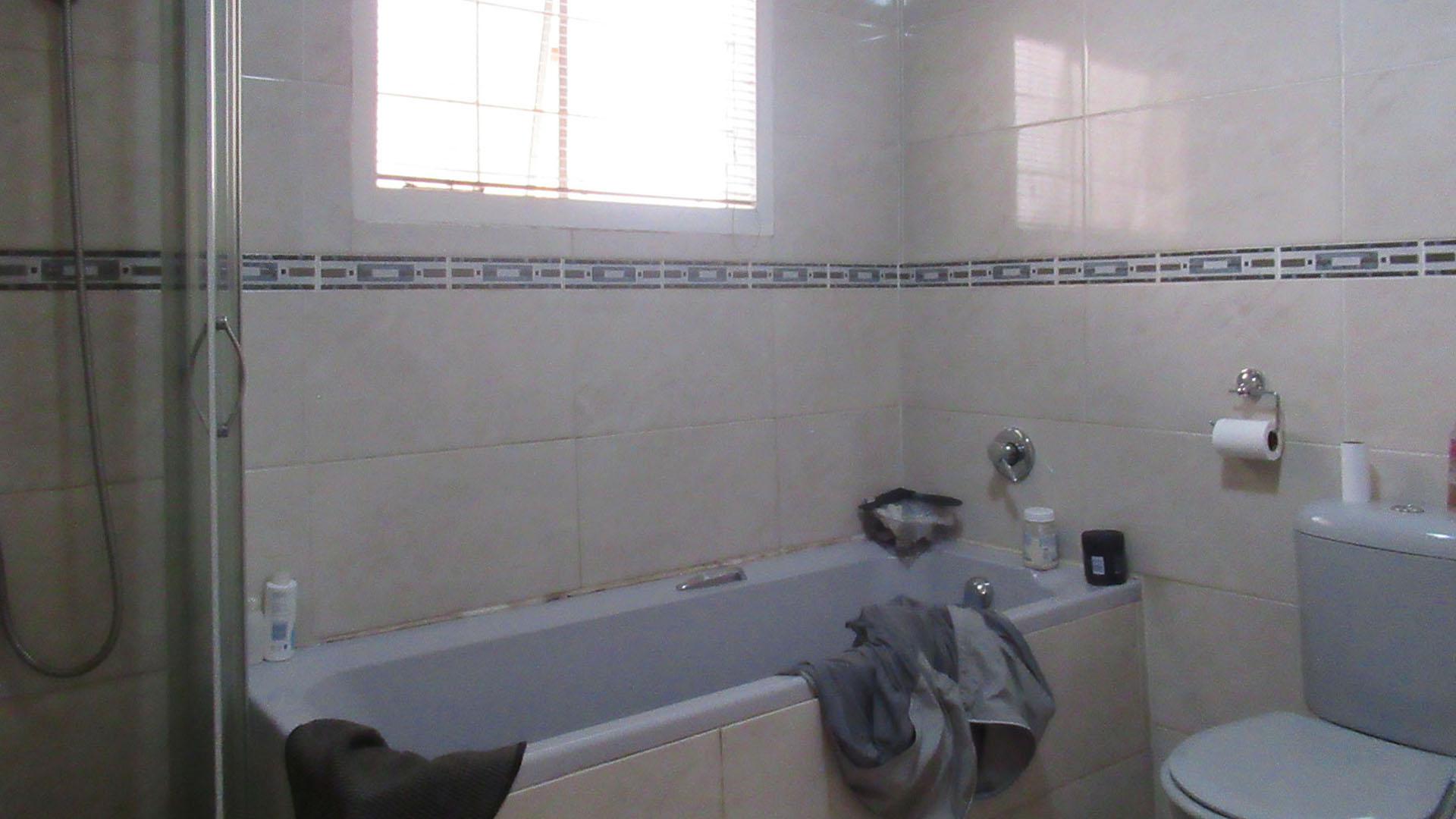 Bathroom 1 - 9 square meters of property in Molapo