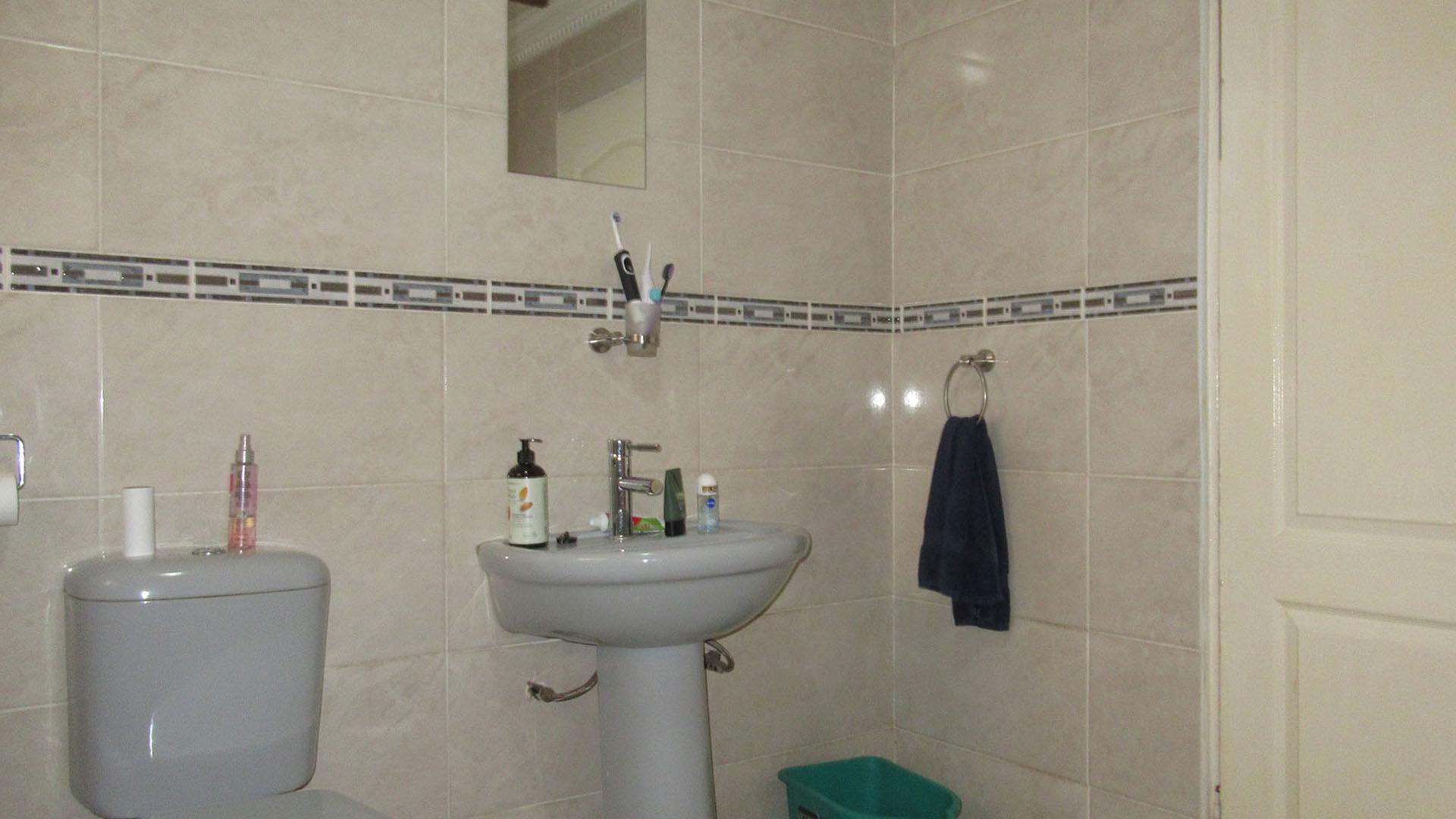 Bathroom 1 - 9 square meters of property in Molapo