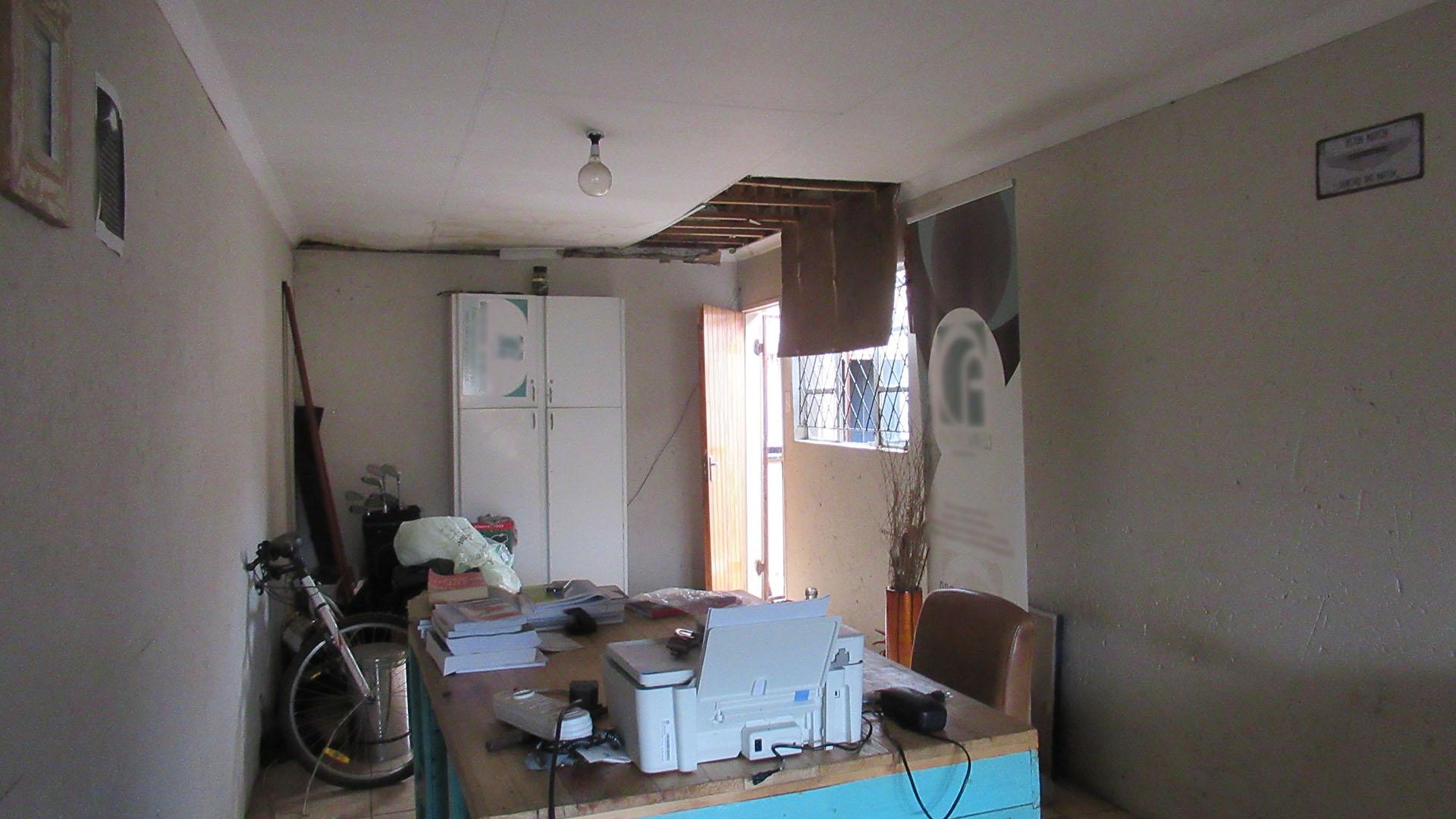 Study - 22 square meters of property in Molapo
