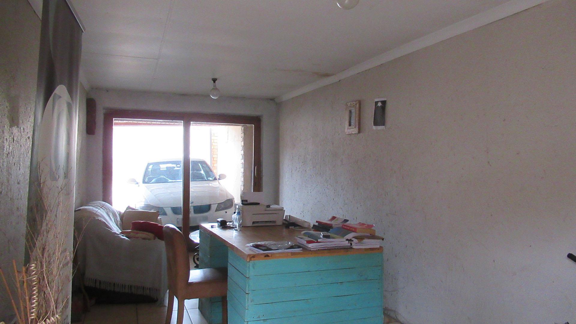 Study - 22 square meters of property in Molapo