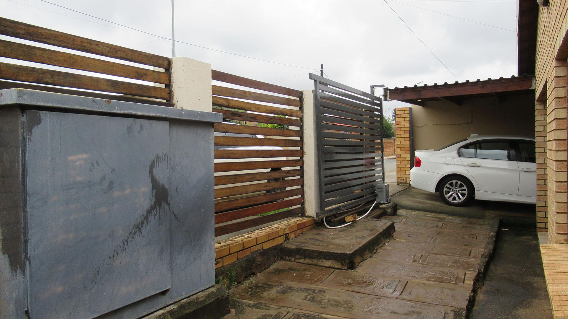 Front View of property in Molapo