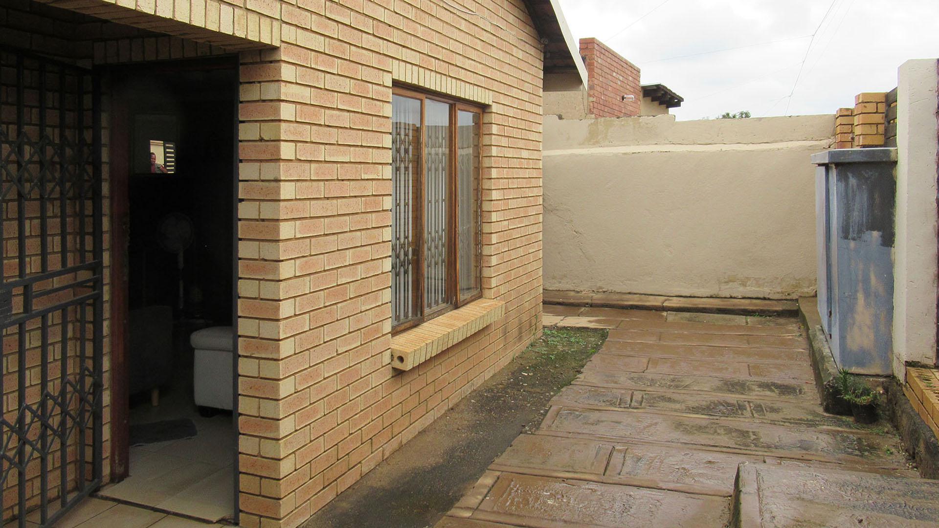 Front View of property in Molapo