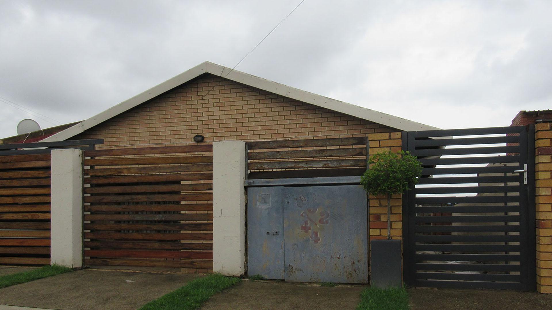 Front View of property in Molapo