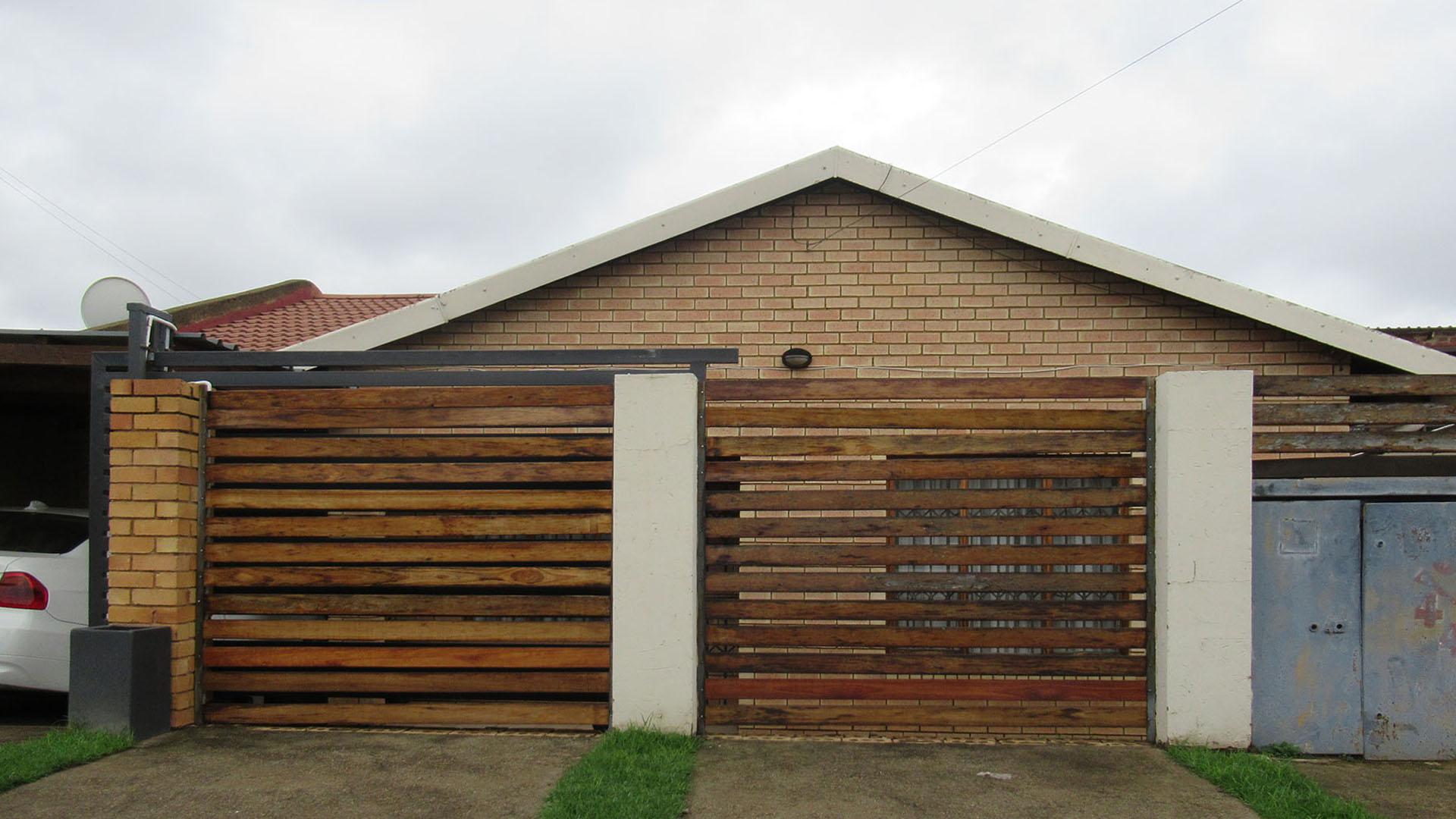 Front View of property in Molapo