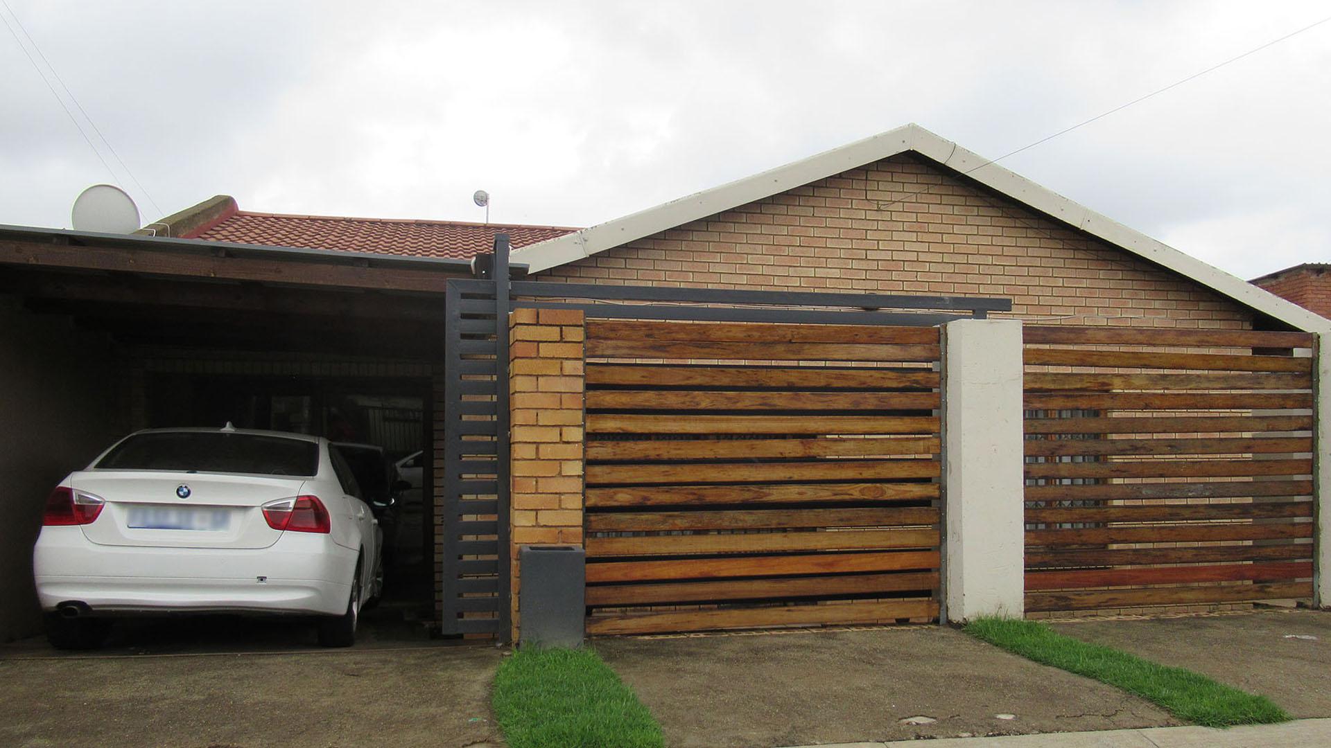 Front View of property in Molapo