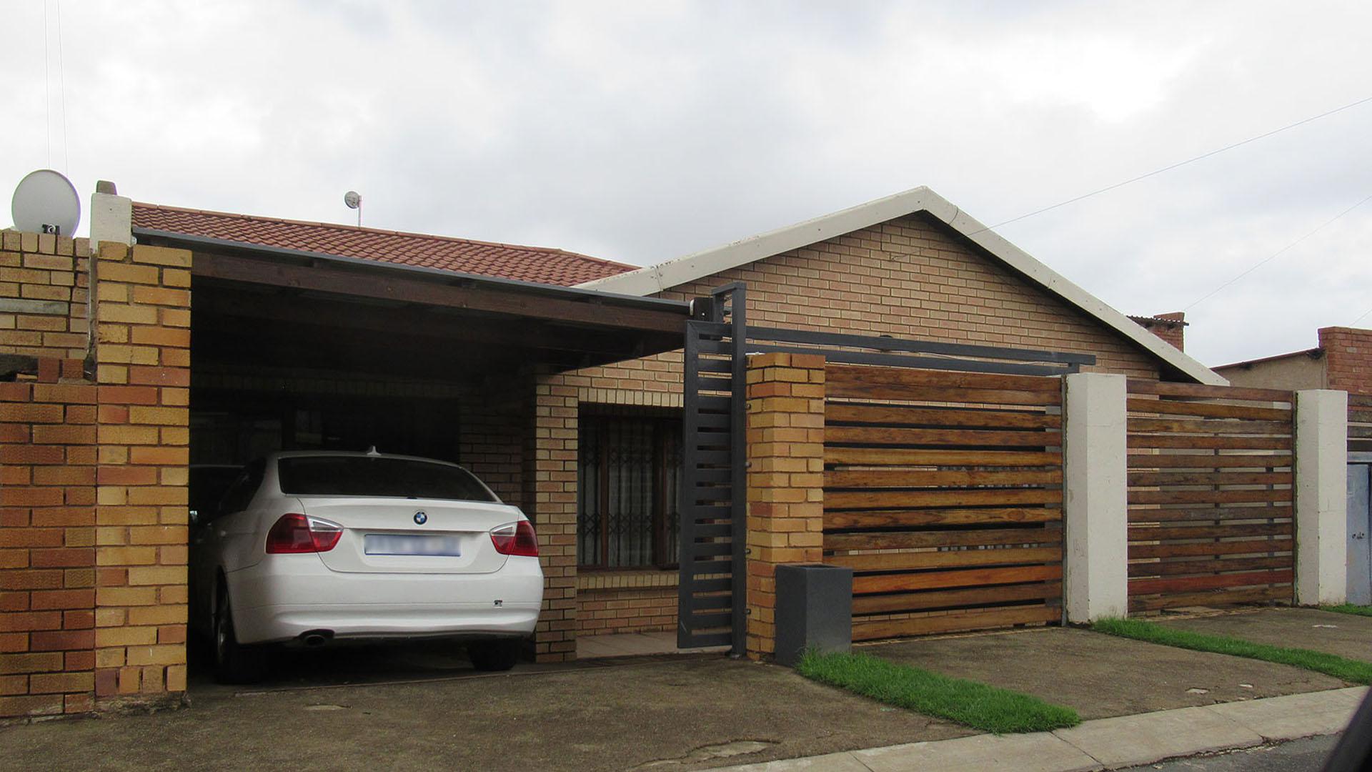 Front View of property in Molapo