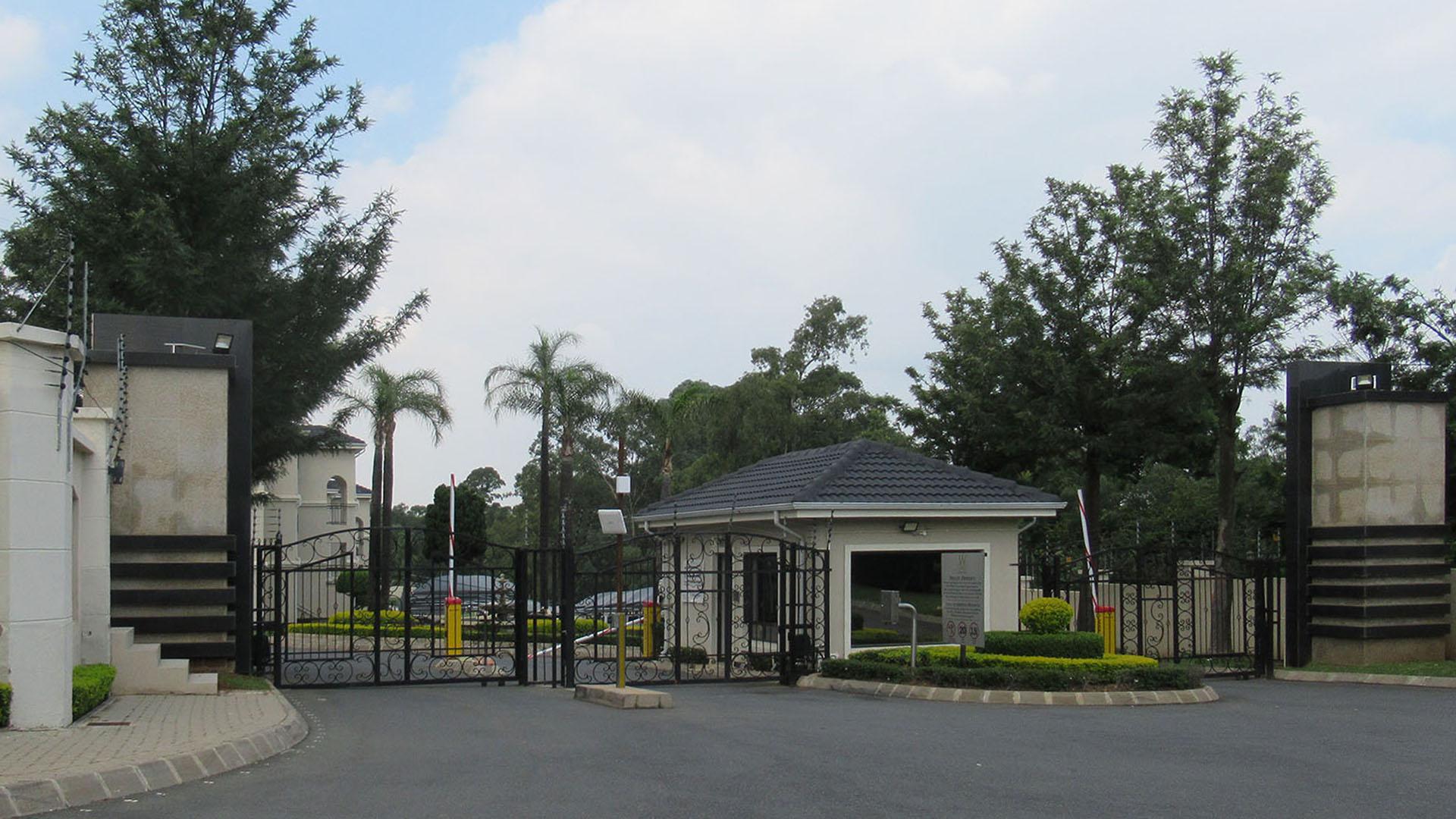Front View of property in Carlswald