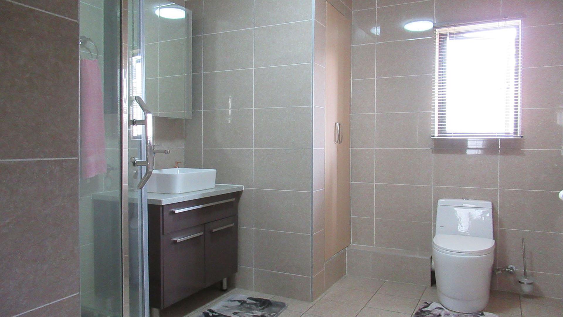 Bathroom 1 - 12 square meters of property in Carlswald