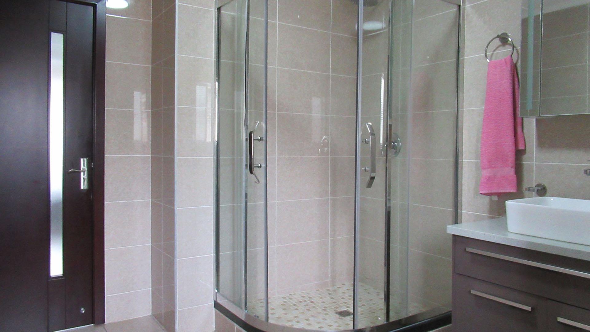 Bathroom 1 - 12 square meters of property in Carlswald