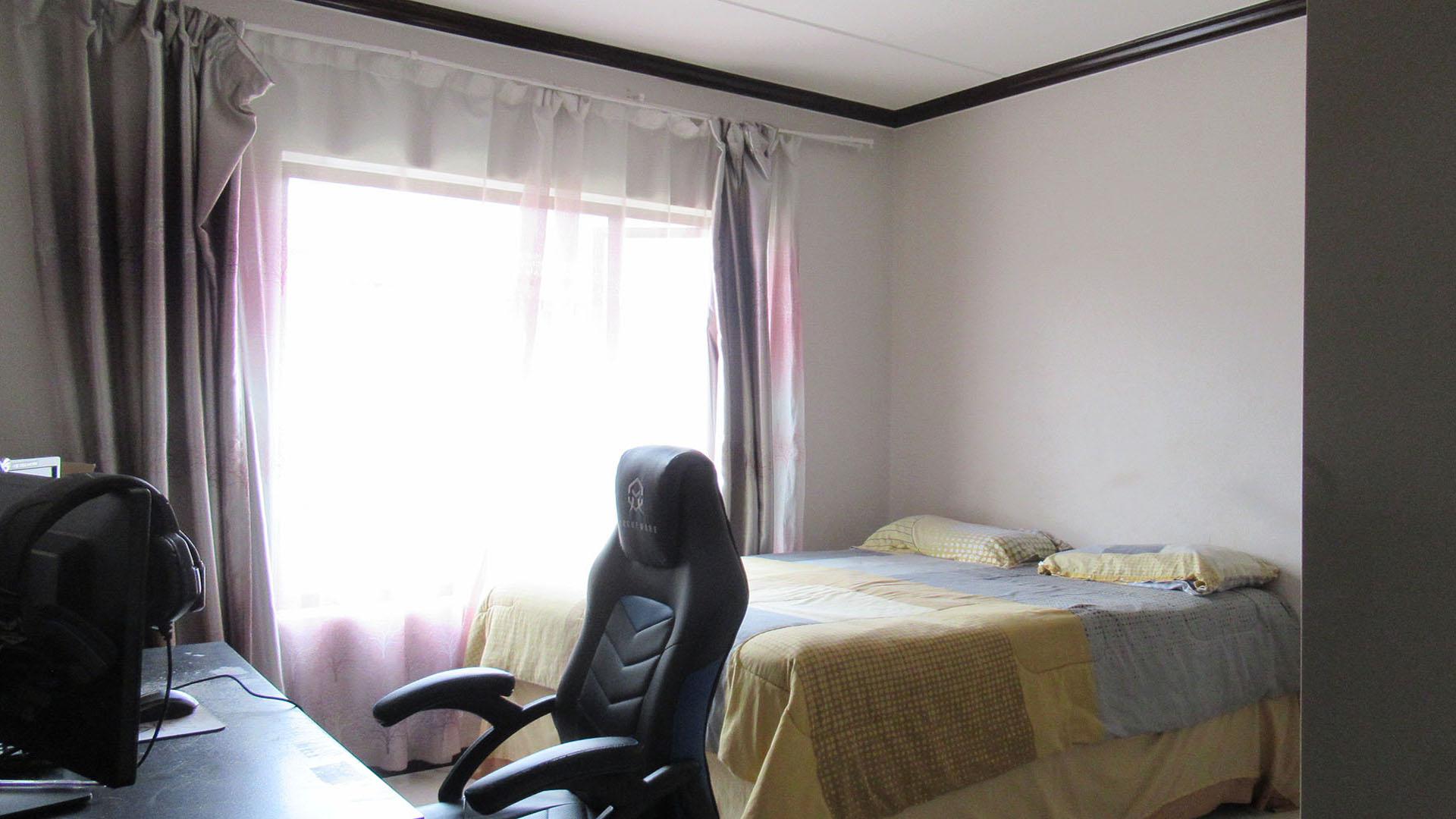 Bed Room 2 - 15 square meters of property in Carlswald