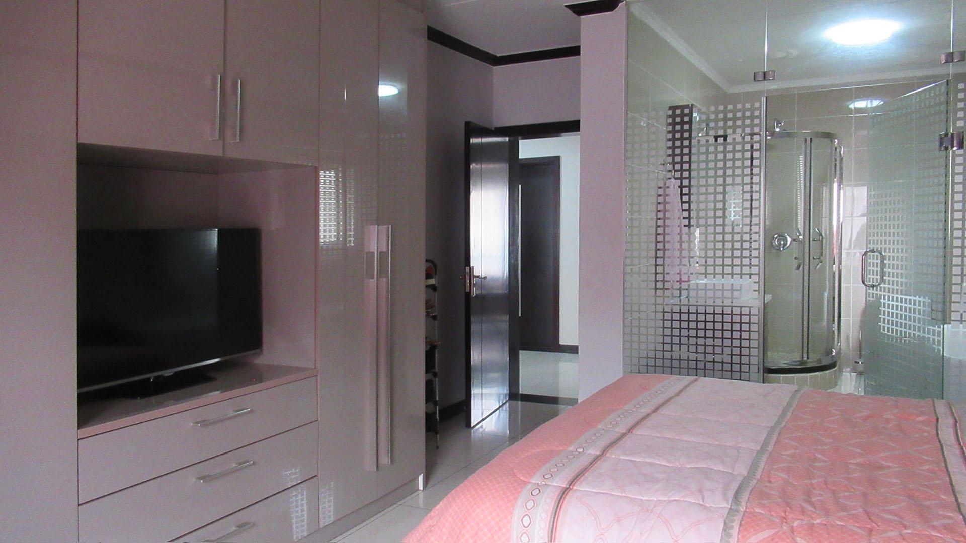 Main Bedroom - 20 square meters of property in Carlswald