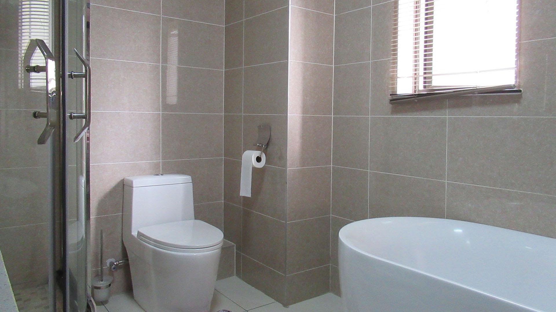 Main Bathroom - 8 square meters of property in Carlswald