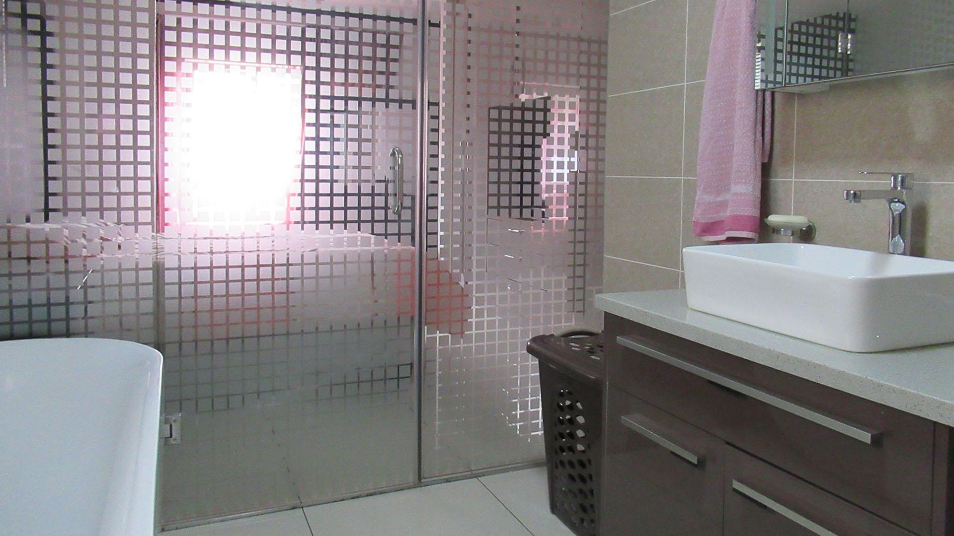 Main Bathroom - 8 square meters of property in Carlswald