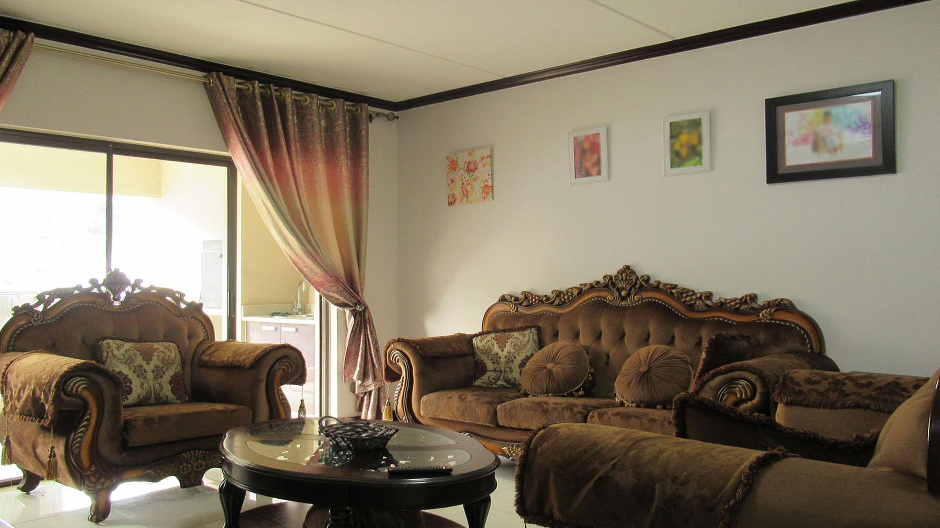 Lounges - 28 square meters of property in Carlswald