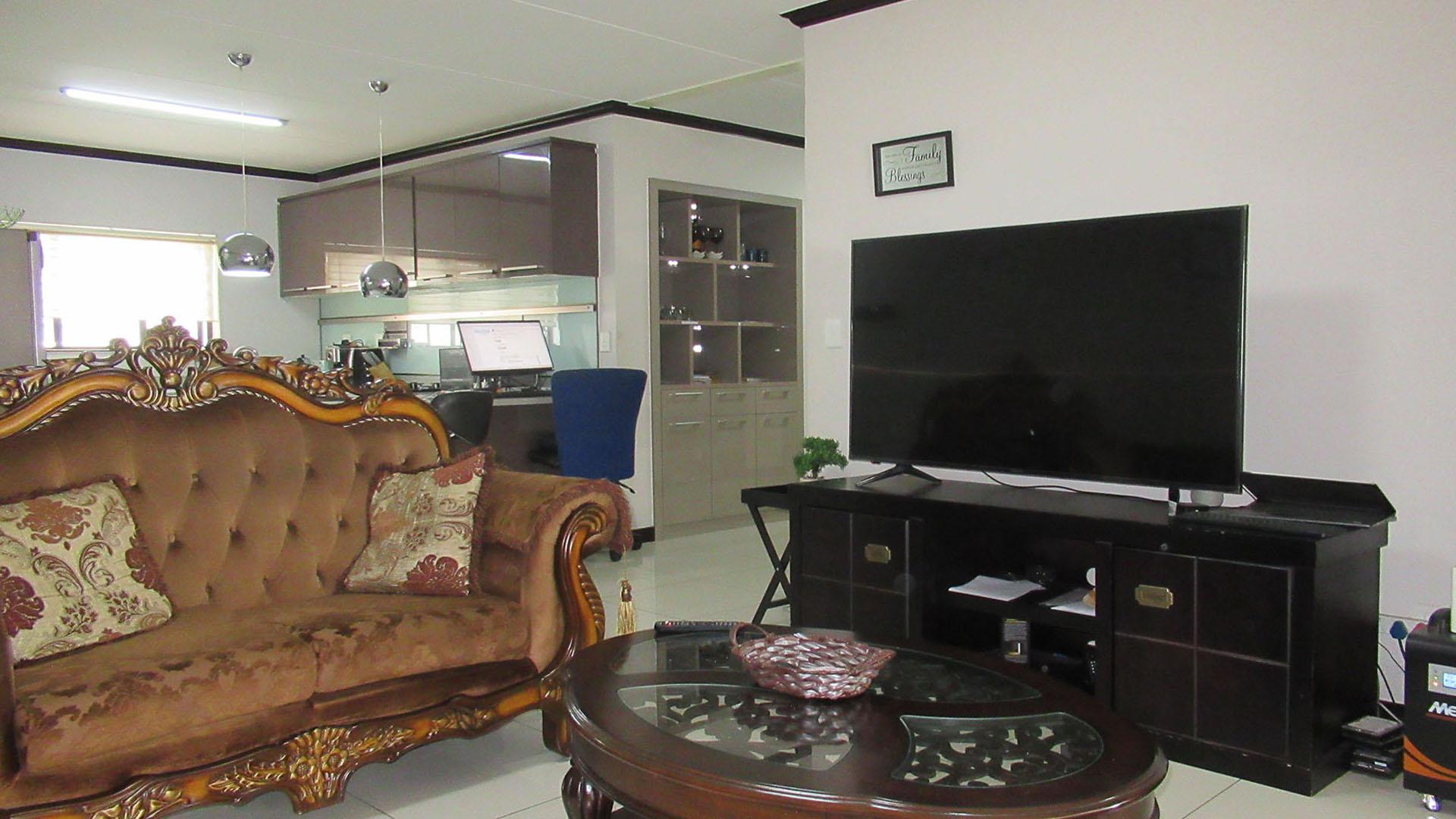 Lounges - 28 square meters of property in Carlswald