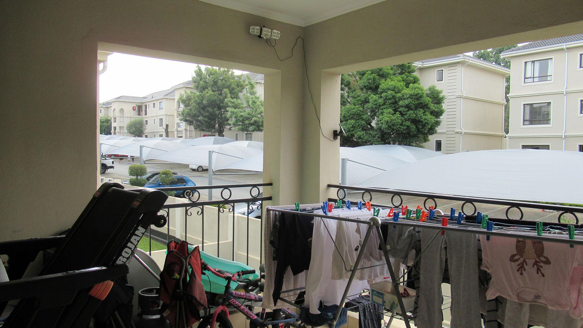 Balcony - 15 square meters of property in Carlswald