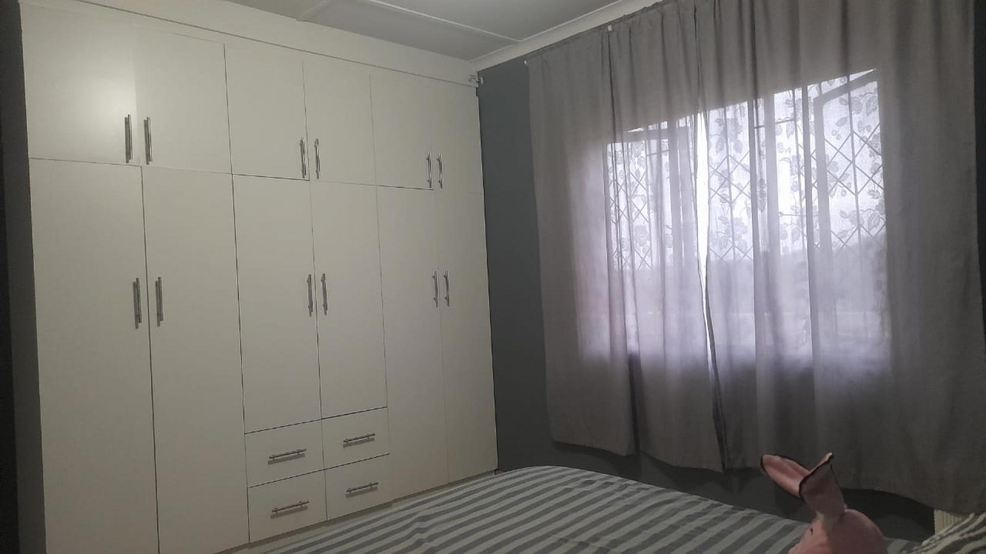 Bed Room 2 of property in Illovo Beach