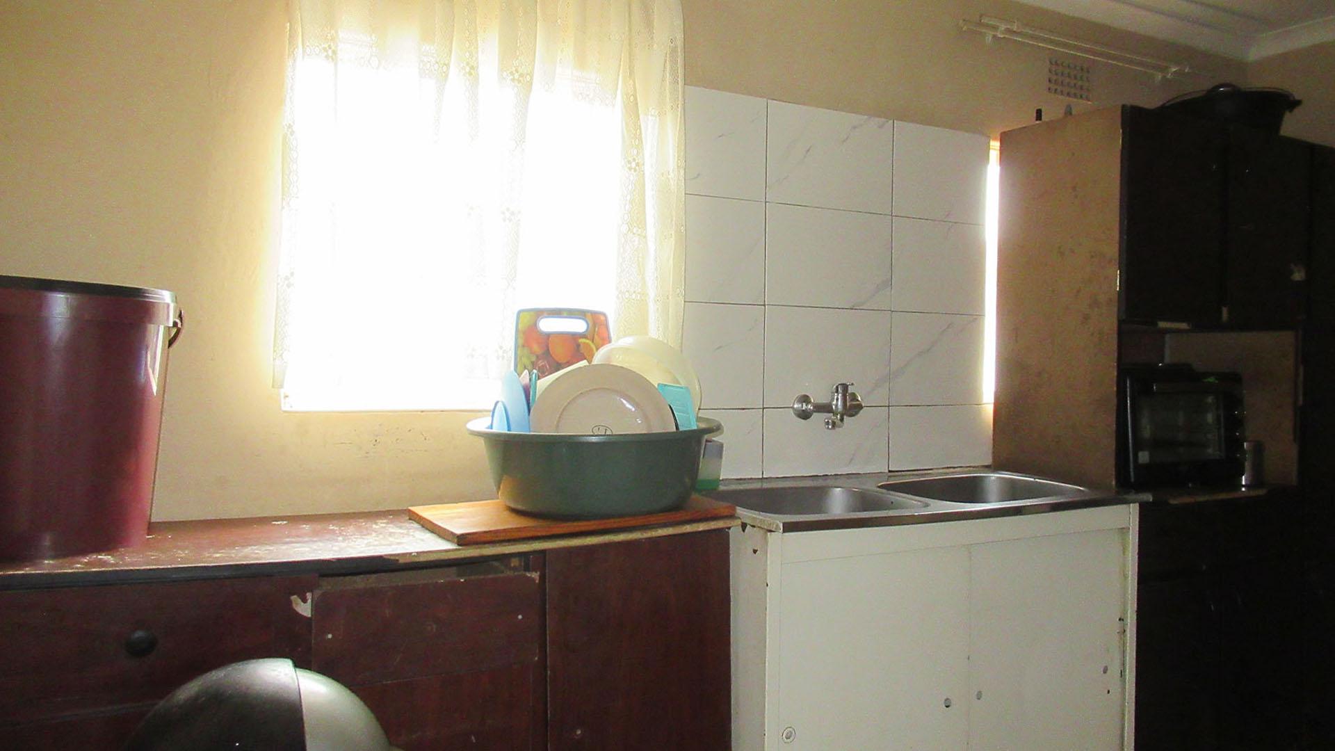 Kitchen - 9 square meters of property in Lenasia South