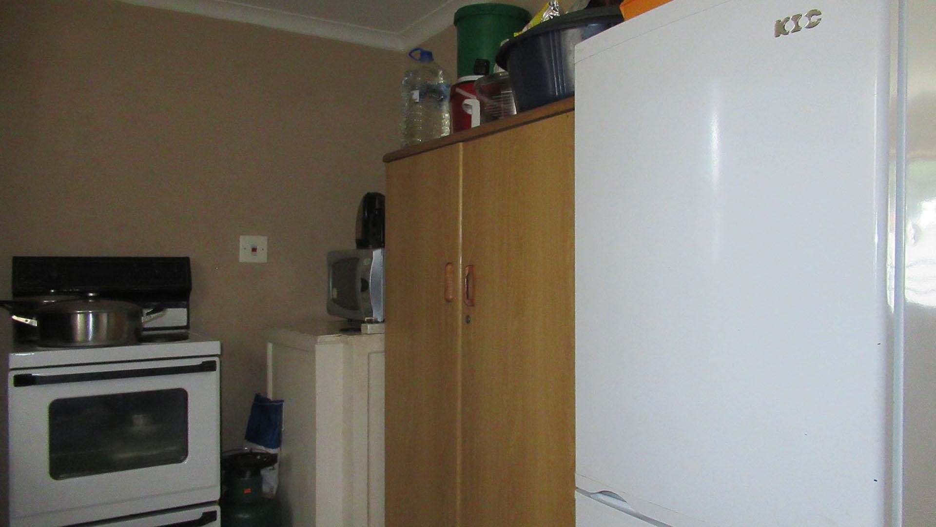 Kitchen - 9 square meters of property in Lenasia South