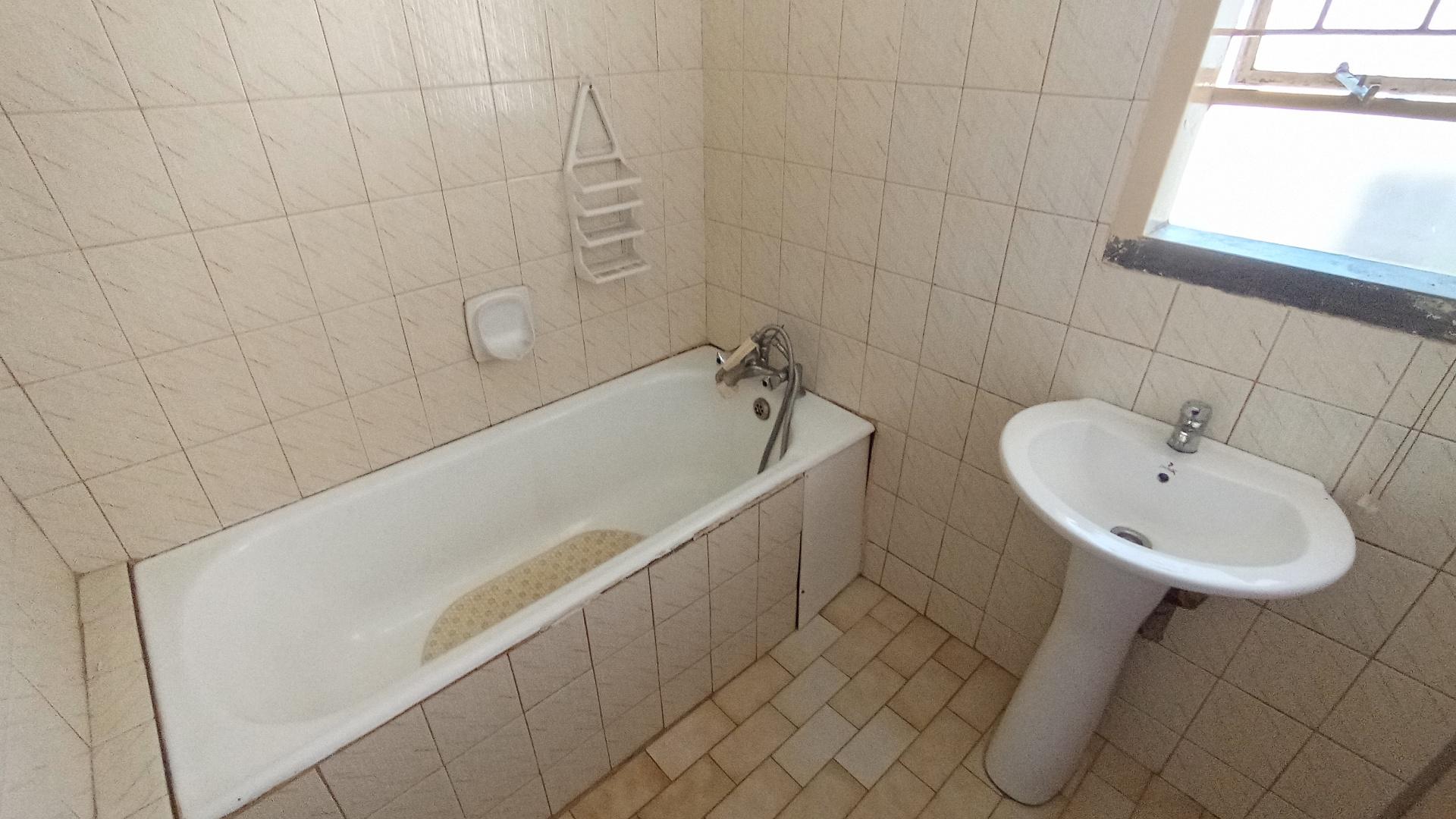 Bathroom 1 - 4 square meters of property in Northcroft