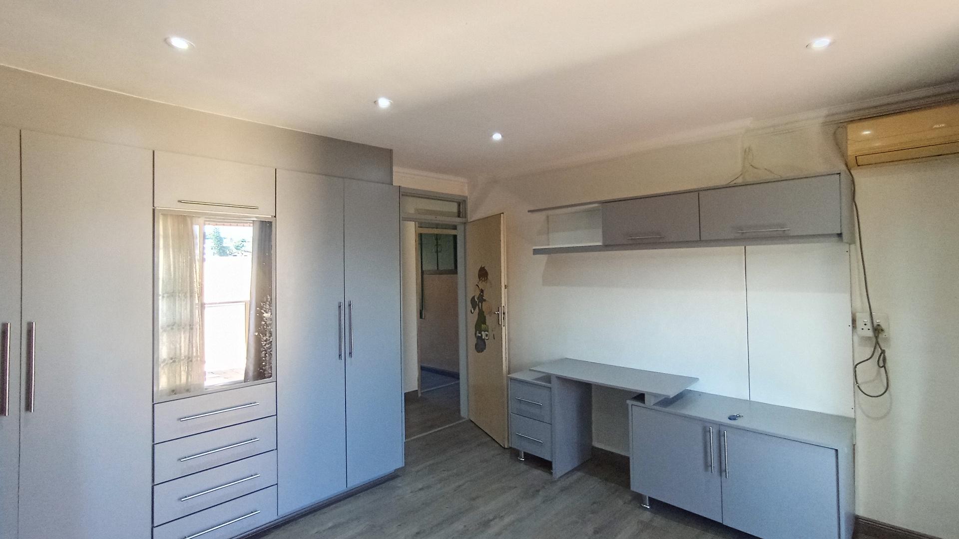 Bed Room 1 - 16 square meters of property in Northcroft